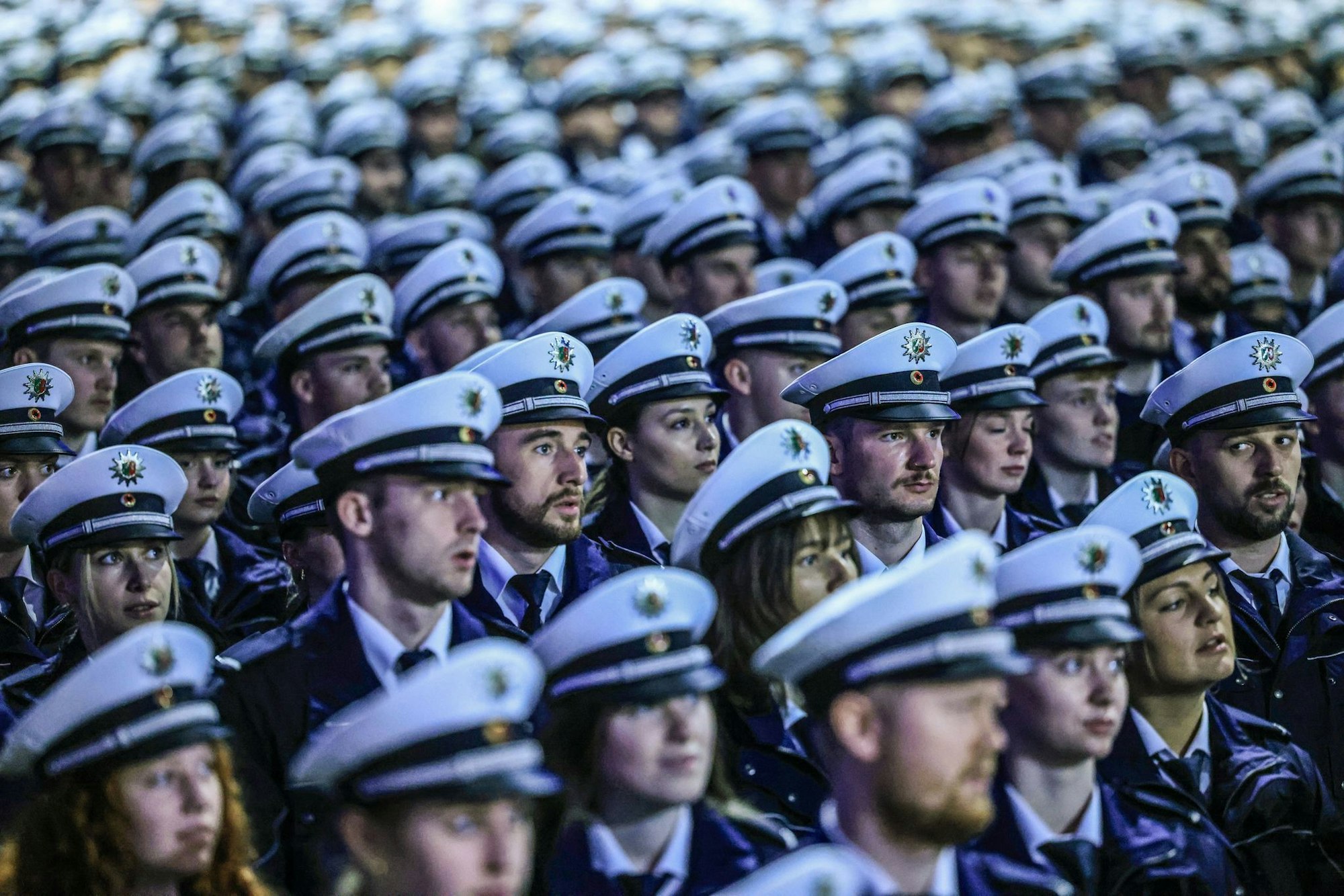 Polizei-Anwärter nehmen an einer Vereidigungsfeier teil (Archivfoto)