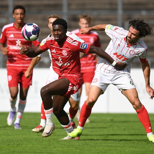 30.08.2025, xophax, Fussball Regionalliga West Fortuna Köln gegen Fortuna Düsseldorf II Mechak Quiala Tito , links  Fortuna Düsseldorf  und David Haider Kamm Al-Azzawe , rechts  Fortuna Köln  Köln *** 30 08 2025, xophax, Soccer Regionalliga West Fortuna Cologne vs Fortuna Düsseldorf II Mechak Quiala Tito , left Fortuna Düsseldorf and David Haider Kamm Al Azzawe , right Fortuna Cologne Cologne