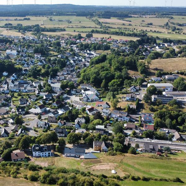 Die Drohnenaufnahme zeigt den Ortskern von Dahlem.