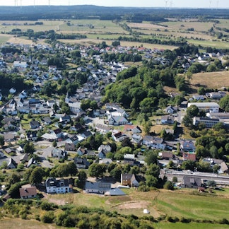 Die Drohnenaufnahme zeigt den Ortskern von Dahlem.