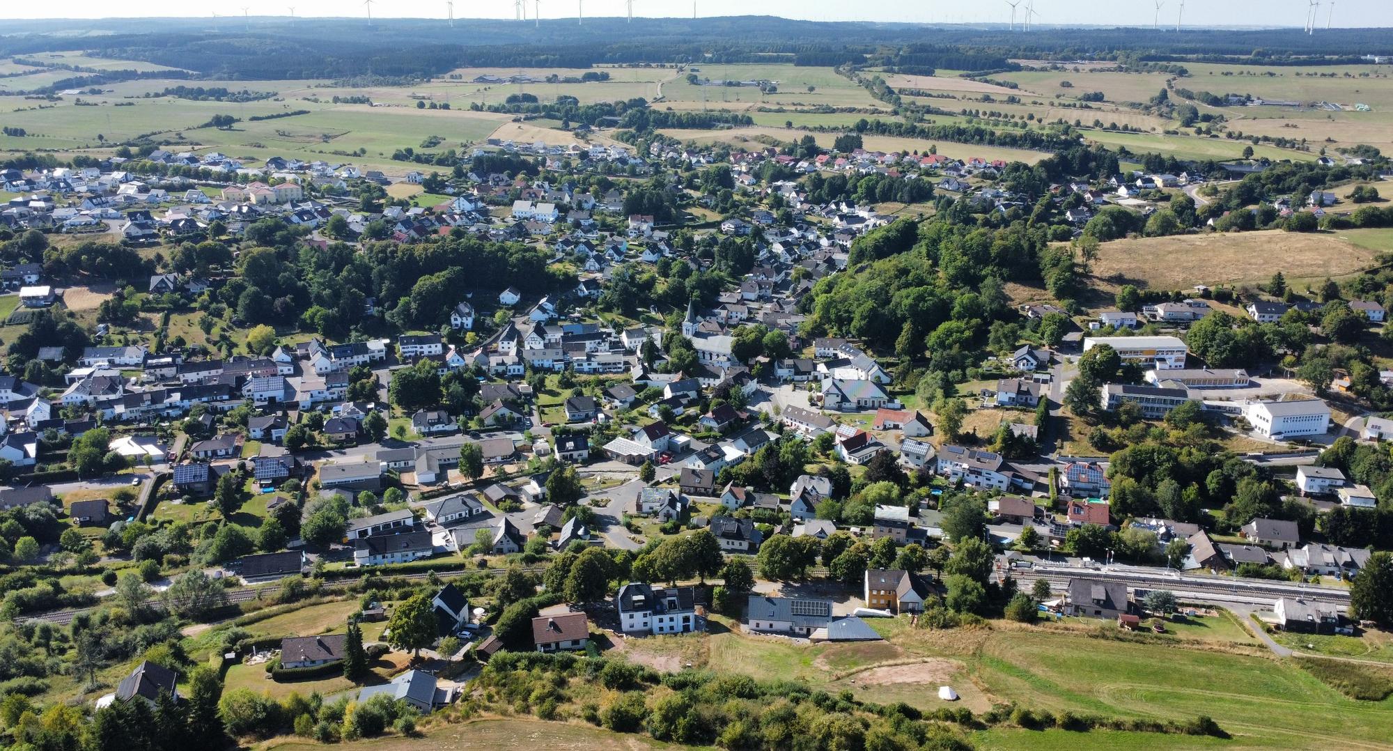 Die Drohnenaufnahme zeigt den Ortskern von Dahlem.