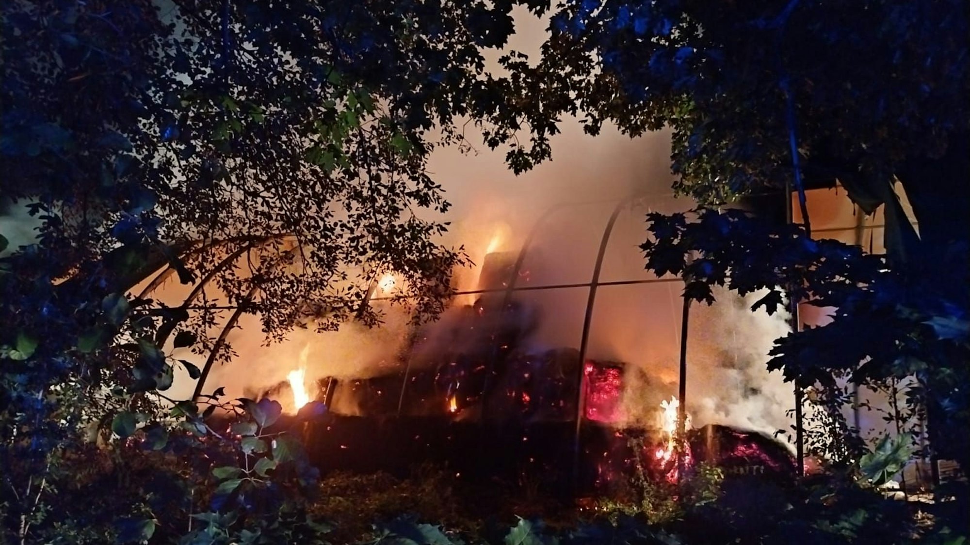 In Windeck-Wilberhofen geriet ein Heuschober mit 400 Ballen in Brand.
