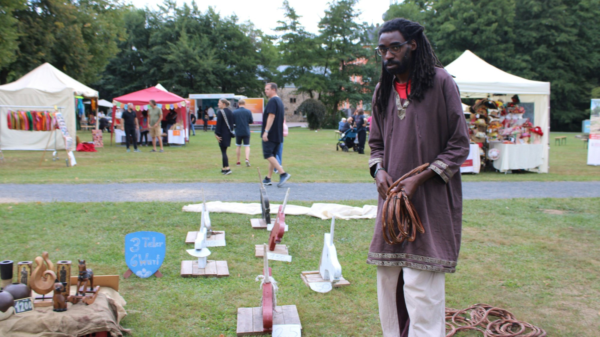 Bei Mamadou Aliou Bah können Kinder ihr Wurfglück versuchen.
