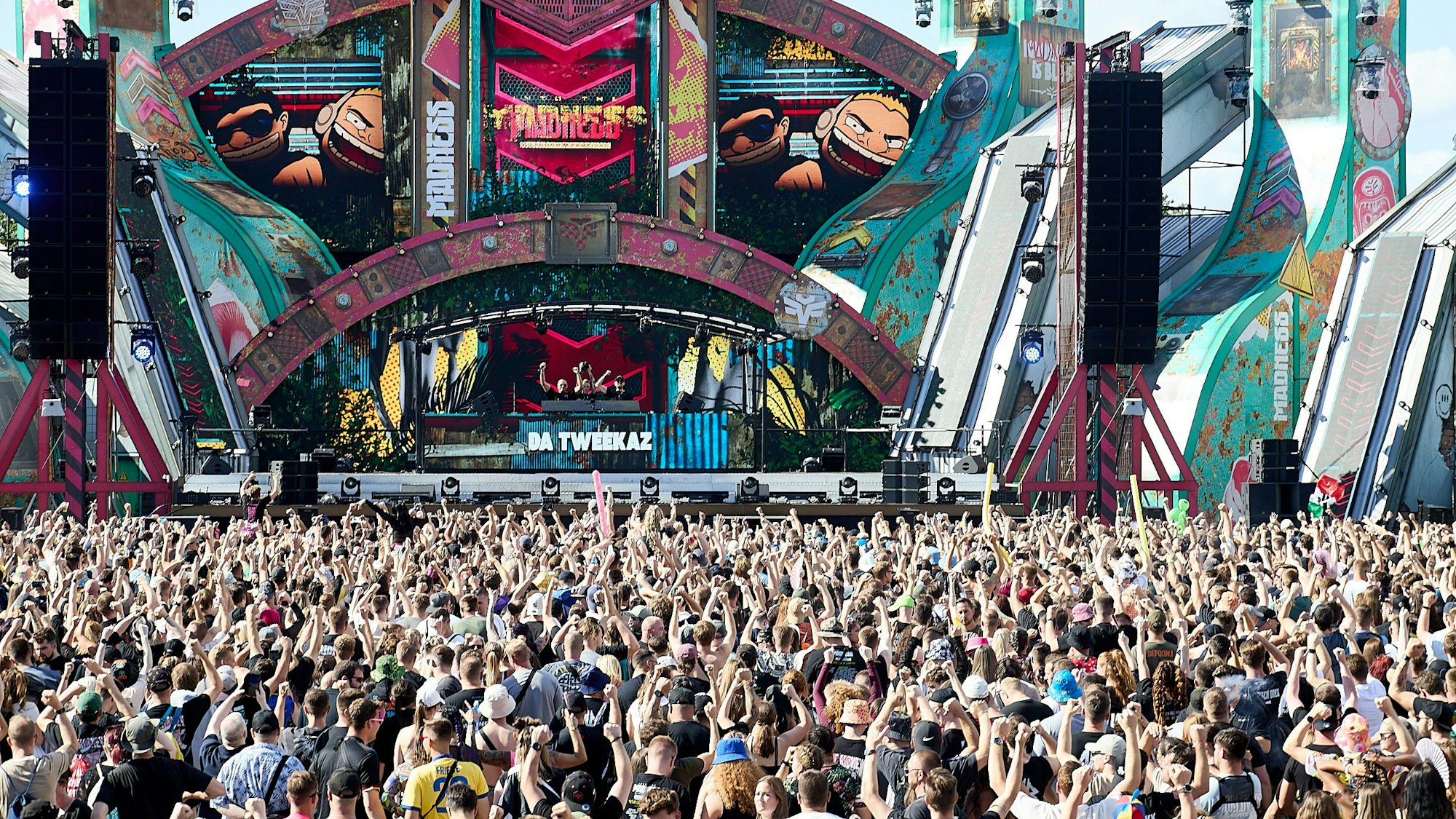 Das Bild zeigt die riesige Hauptbühne und Tausende von Fans davor.