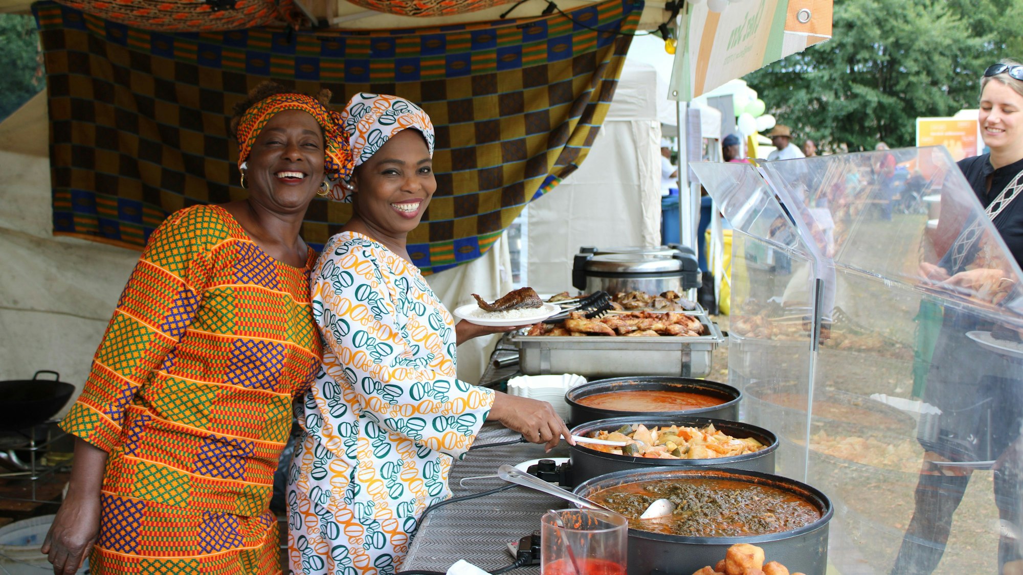 Am Stand von Sara Nessemon (r.) gibt es Gerichte von der Elfenbeinküste.