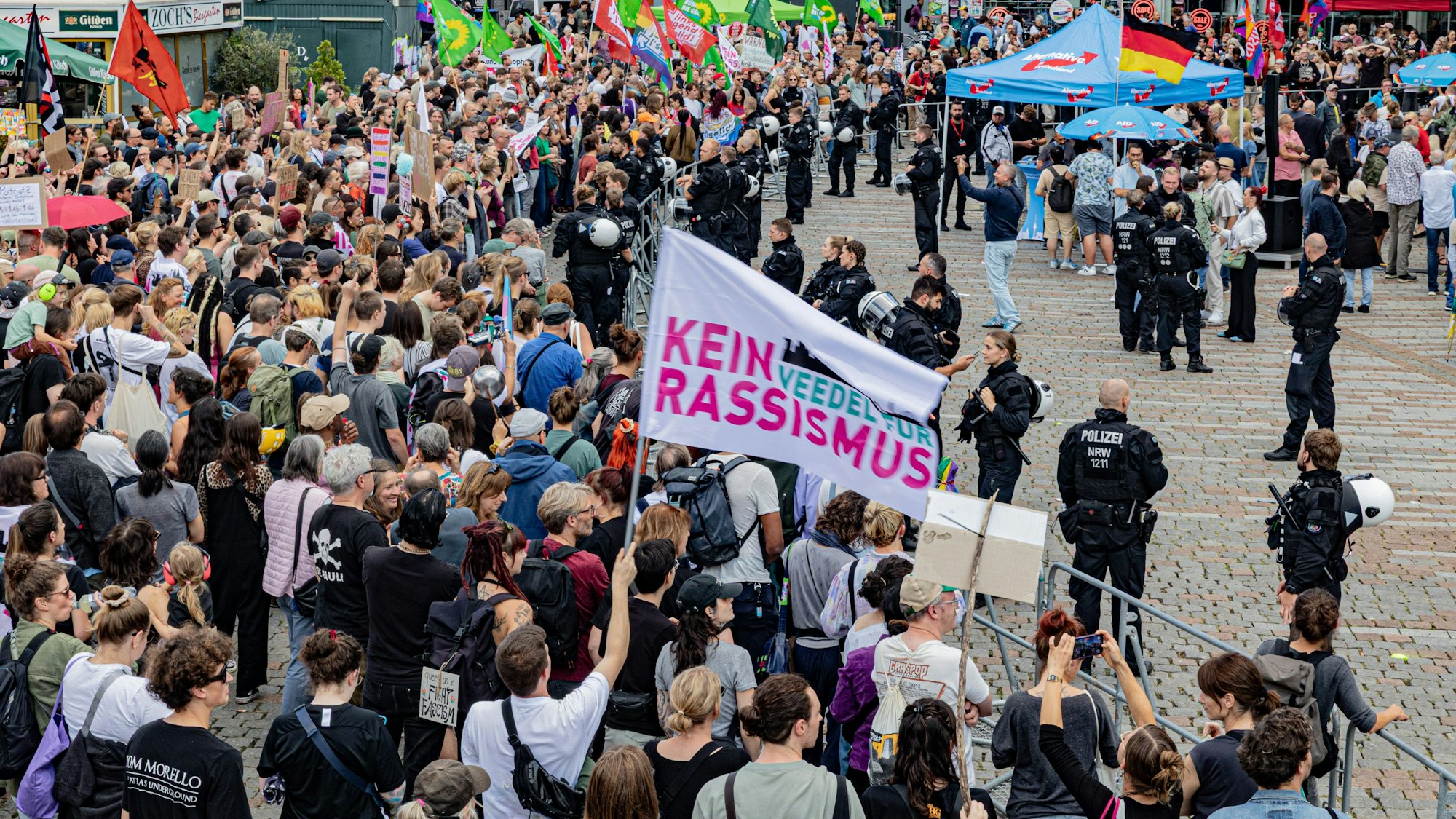 Rund 250 Demonstranten kamen zum Wiener Platz nach Mülheim. Deutlich mehr als die AfD mobilisieren konnte.