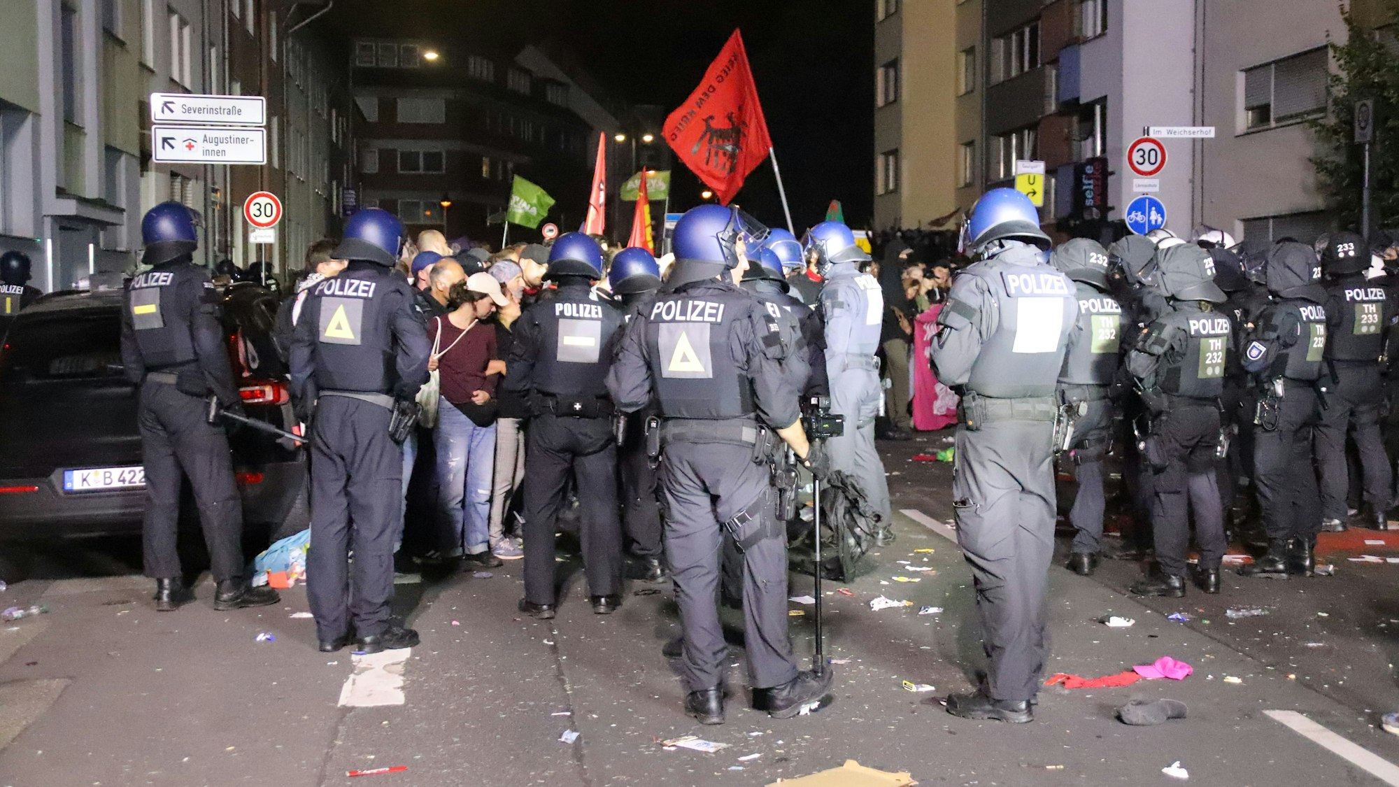 Polizisten stehen Teilnehmern der Demonstration gegenüber.