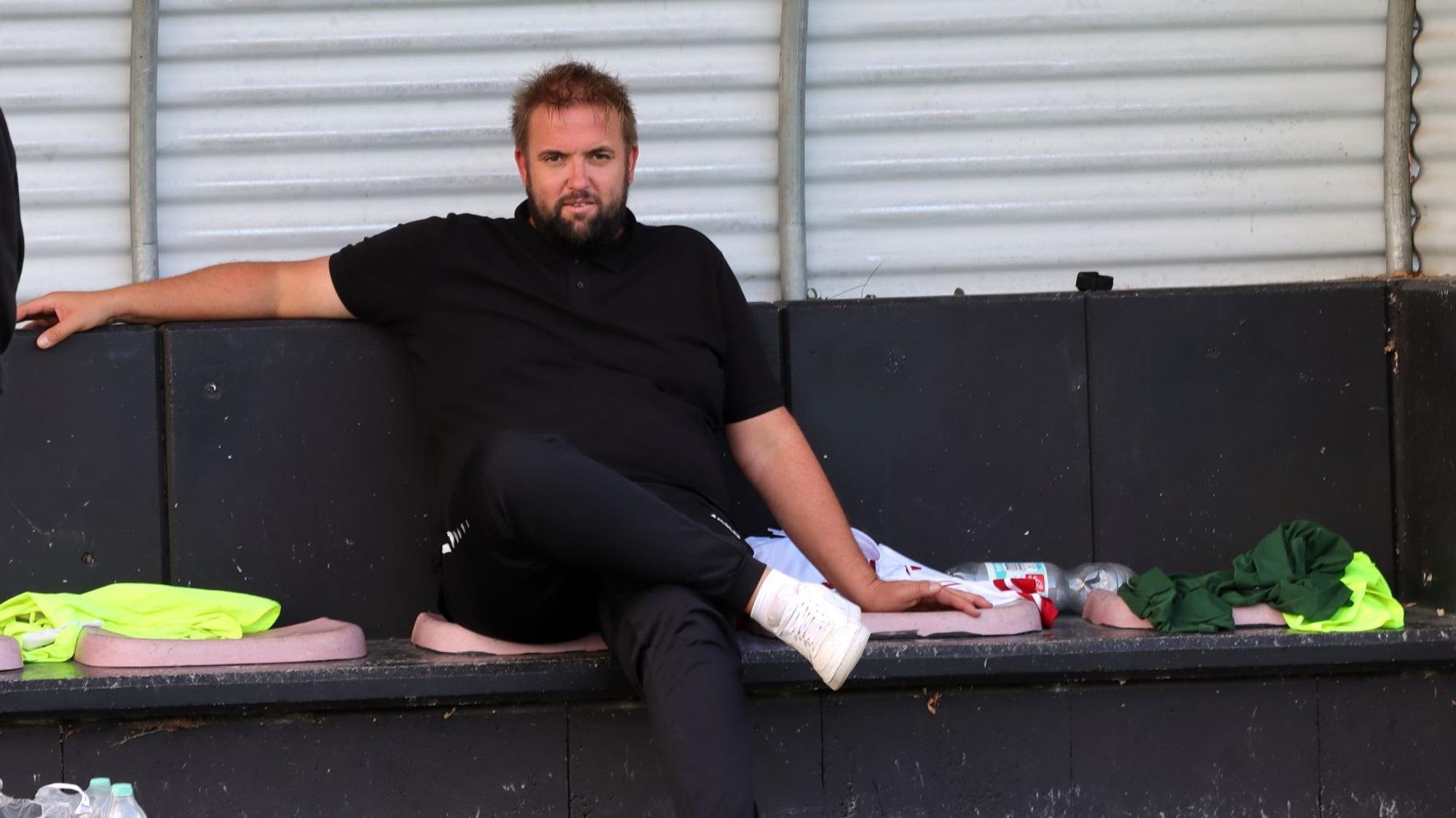 Lommersums neuer Trainer Sebastian Reisenauer sitzt nach dem Spiel auf der Bank.