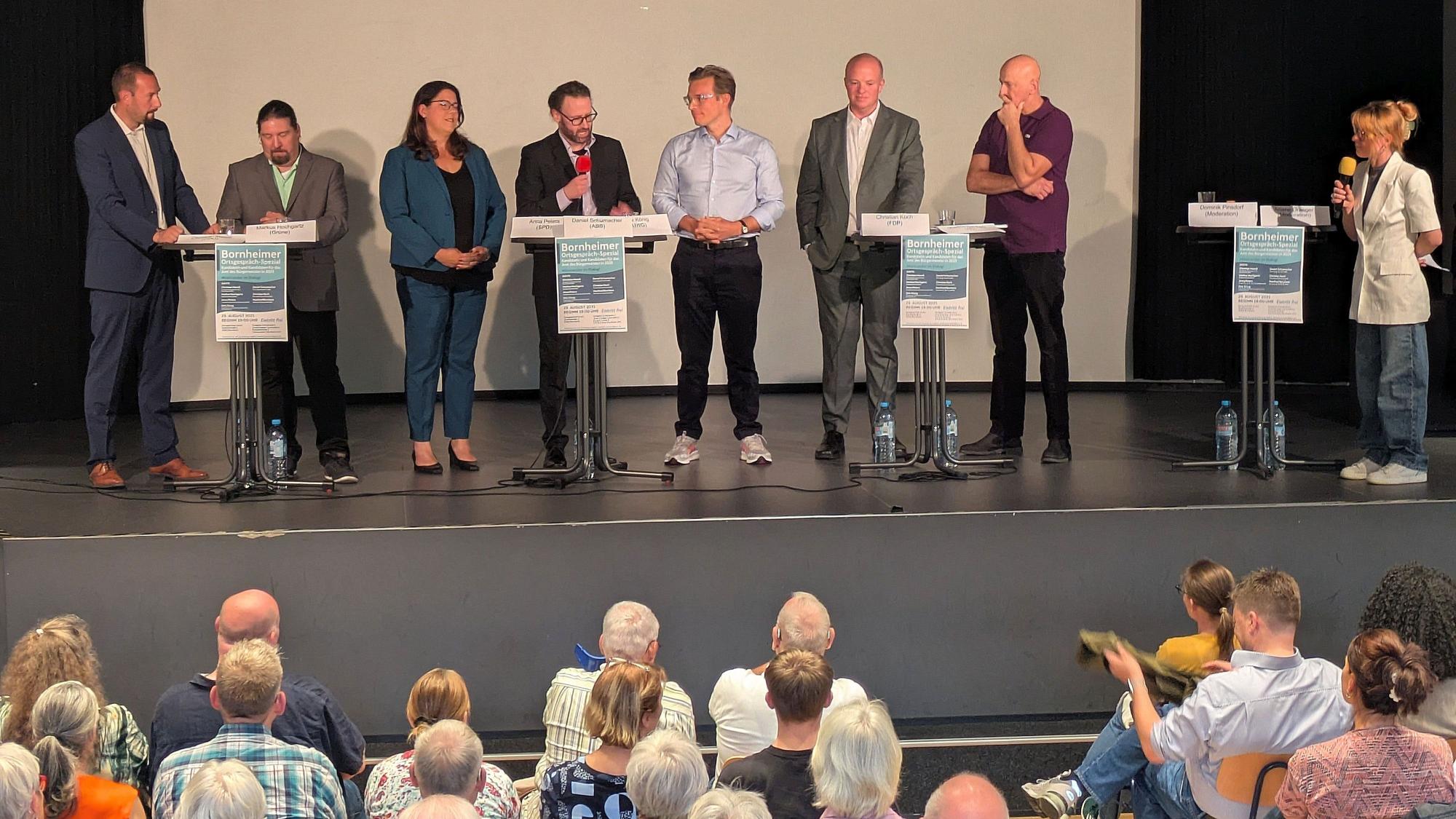 Fast alle Kandidaten zeigten sich gut vorbereitet, vor allem jene mit langjähriger kommunalpolitischer Erfahrung (v.l.): Christian Mandt, Markus Hochgartz, Anna Peters, Daniel Schumacher, Dirk König, Christian Koch und Manfred Berchem. Radio-Köln-Moderatorin Ariane Draeger (r.) fühlt den Kandidaten auf den Zahn.