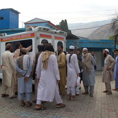 Menschen versammeln sich in der Nähe eines Krankenwagens in einem Krankenhaus in der Provinz Kunar.