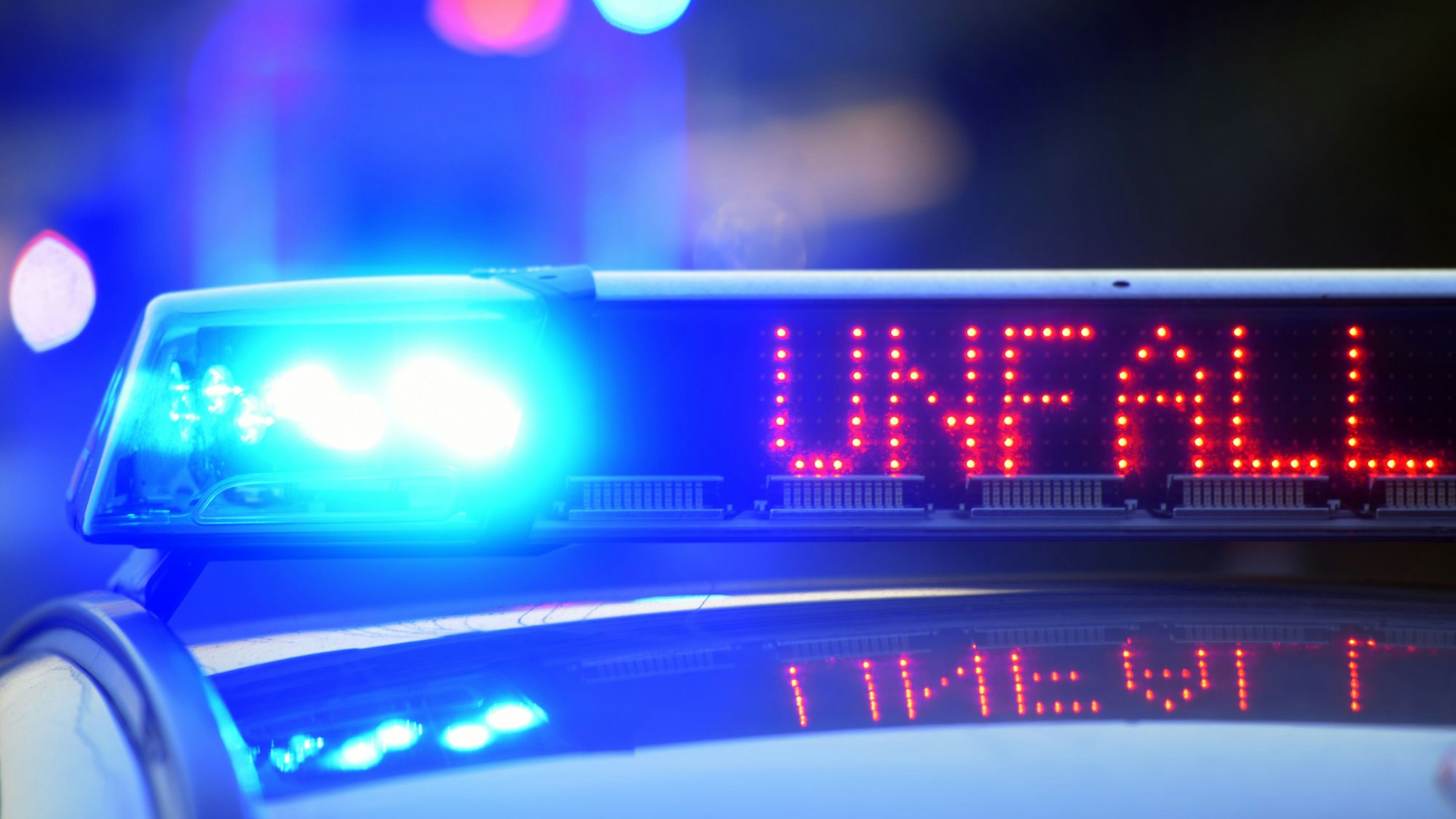 Auf einem Polizeifahrzeug warnt auf der Autobahn eine Leuchtschrift vor einer Unfallstelle. (Symbolbild)