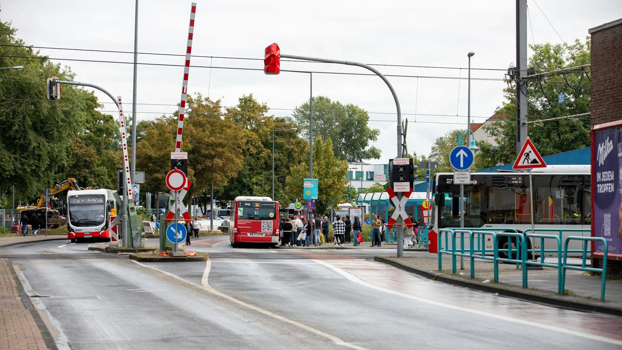 Der Bahnübergang an der Philipp-Reis-Straße ist nach dem Ende der Arbeiten wieder geöffnet. Ebenfalls an der Philipp-Reis-Straße befinden sich jetzt die Ersatzhaltestellen für die KVB-Busse. Die Haltestelle „Porz Markt“ bleibt weiterhin gesperrt
