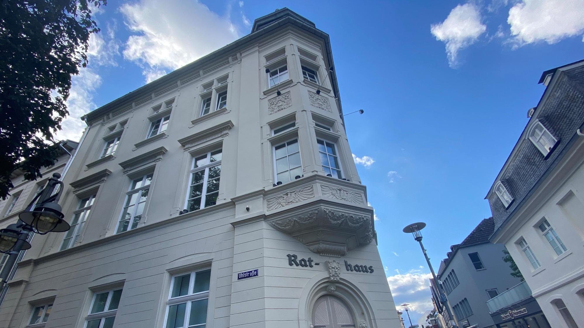 Zu sehen ist das Brühler Rathaus.