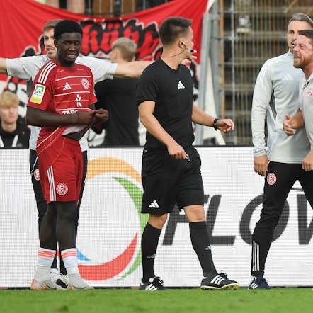 Düsseldorfs Angreifer Mechak Quiala Tito (l.) soll im Spiel gegen Fortuna Köln rassistisch beleidigt worden sein