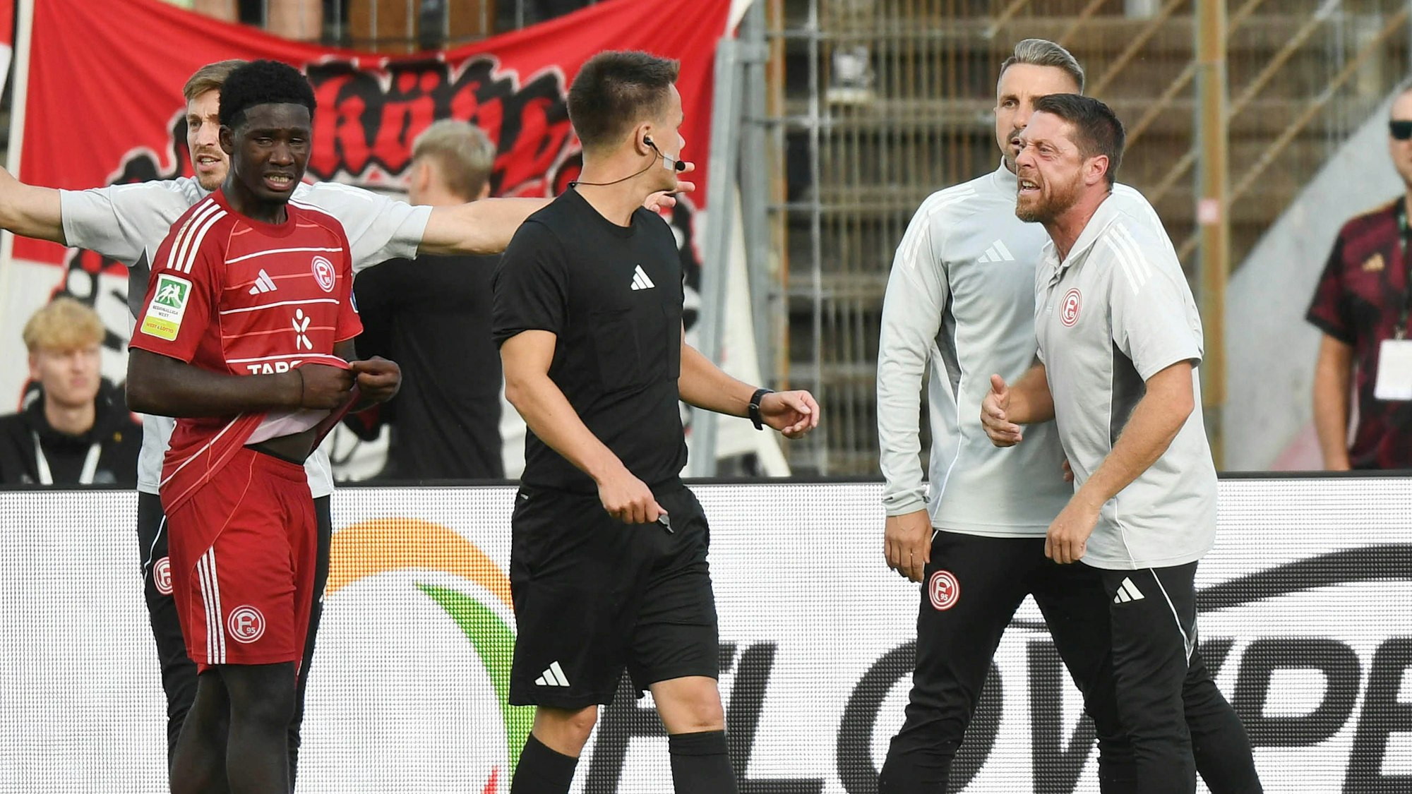 Düsseldorfs Angreifer Mechak Quiala Tito (l.) soll im Spiel gegen Fortuna Köln rassistisch beleidigt worden sein