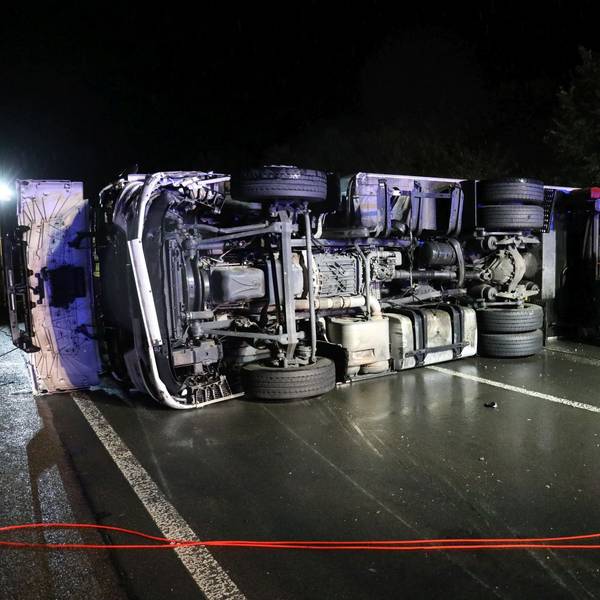 Auf der A3 bei Bad Honnef ist ein Lkw umgekippt. Dabei wurden die Tanks beschädigt und Diesel lief auf. Der Lkw hatte Haushaltsgeräte geladen.