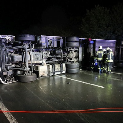 Auf der A3 bei Bad Honnef ist ein Lkw umgekippt. Dabei wurden die Tanks beschädigt und Diesel lief auf. Der Lkw hatte Haushaltsgeräte geladen.