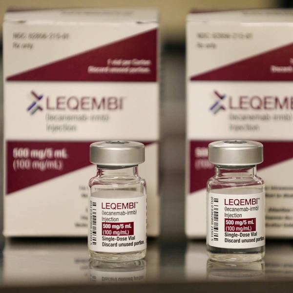 Nahaufnahme mehrerer Fläschchen von Leqembi, einem neuen Alzheimer-Medikament.