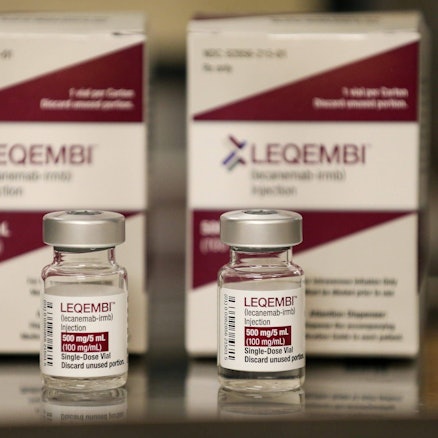 Nahaufnahme mehrerer Fläschchen von Leqembi, einem neuen Alzheimer-Medikament.