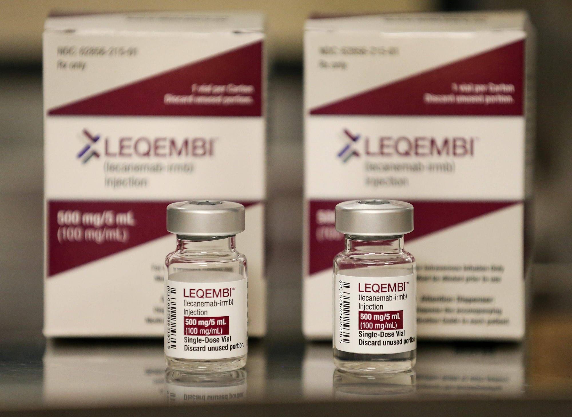 Nahaufnahme mehrerer Fläschchen von Leqembi, einem neuen Alzheimer-Medikament.
