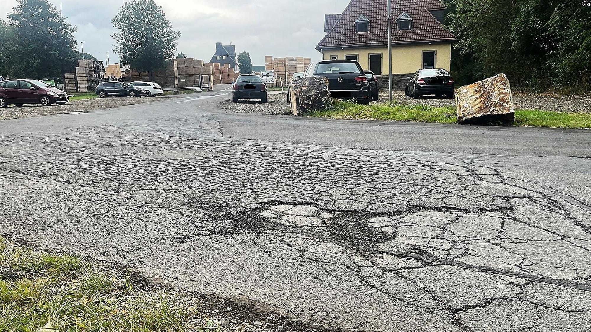 Die Straße „Am Goldenbach“ in Hellenthal-Losheim ist in schlechtem Zustand und muss saniert werden.