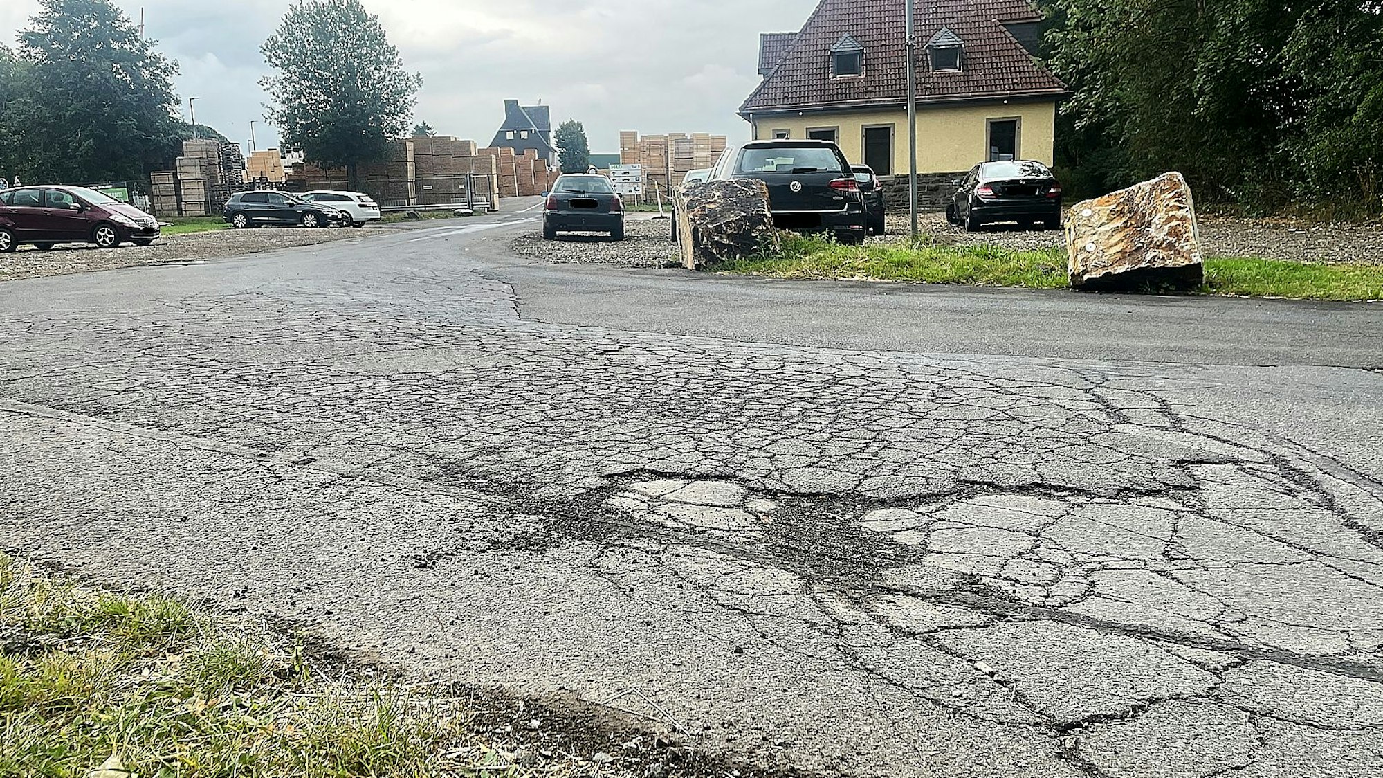 Die Straße „Am Goldenbach“ in Hellenthal-Losheim ist in schlechtem Zustand und muss saniert werden.