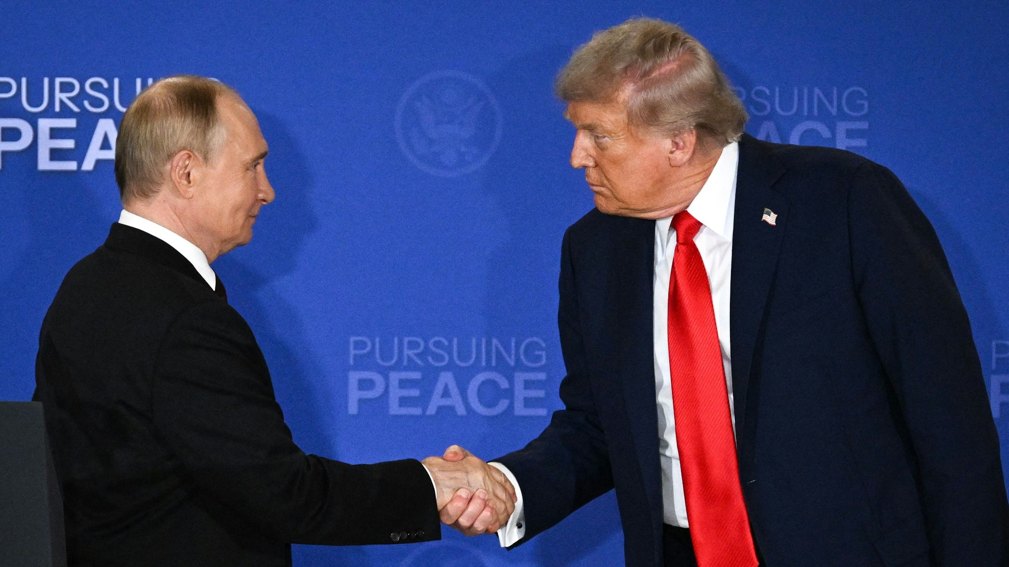 Shakehands in Alaska: Kremlchef Wladimir Putin reicht US-Präsident Donald Trump beim Treffen im August in Anchorage die Hand. (Archivbild)