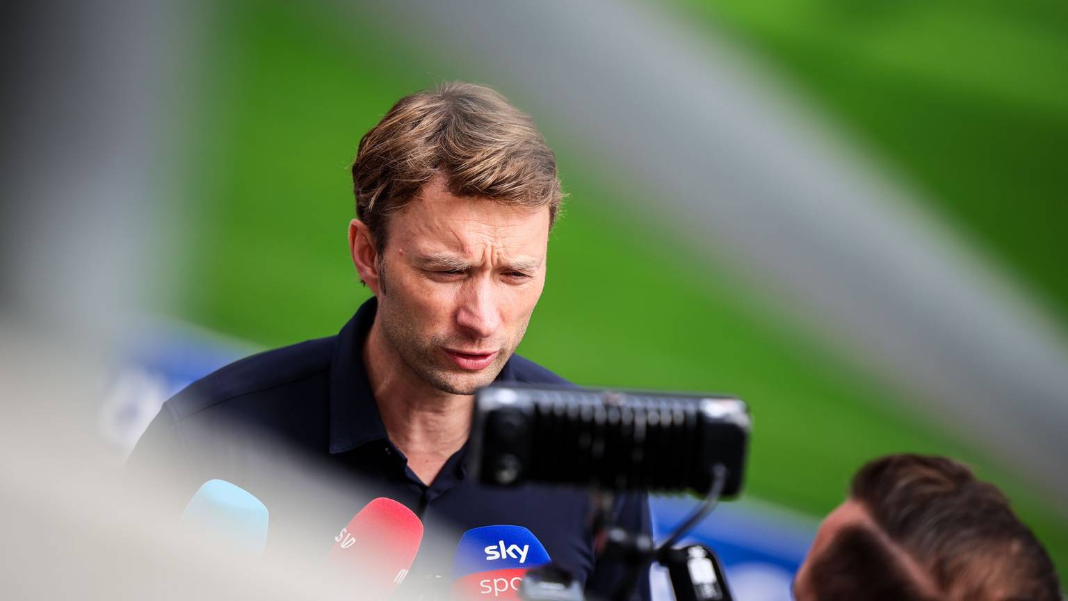 Simon Rolfes, Geschäftsführer Sport bei Bayer 04 Leverkusen, mit einem Statement vor Pressevertretern nach der Entlassung von Trainer Erik ten Haag.