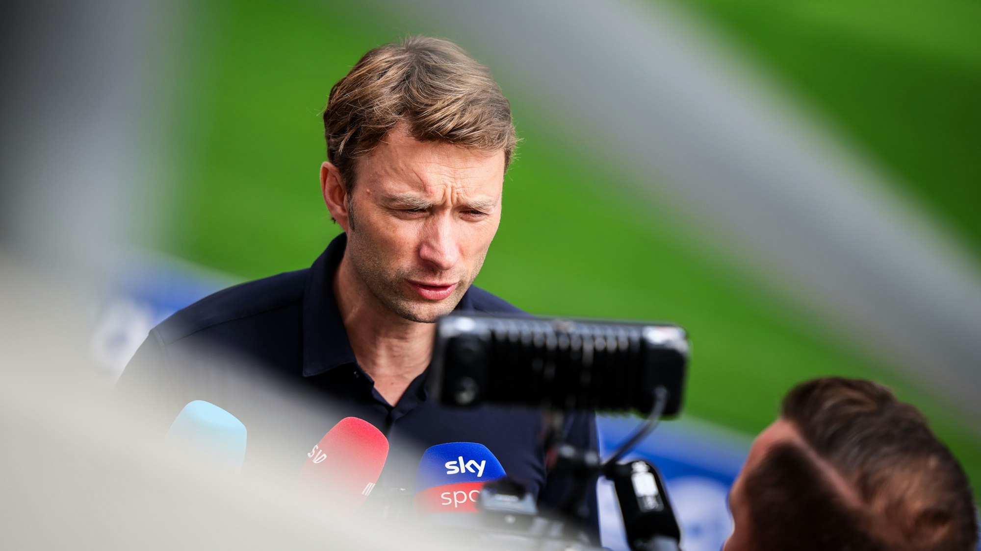 Simon Rolfes, Geschäftsführer Sport bei Bayer 04 Leverkusen, mit einem Statement vor Pressevertretern nach der Entlassung von Trainer Erik ten Haag.