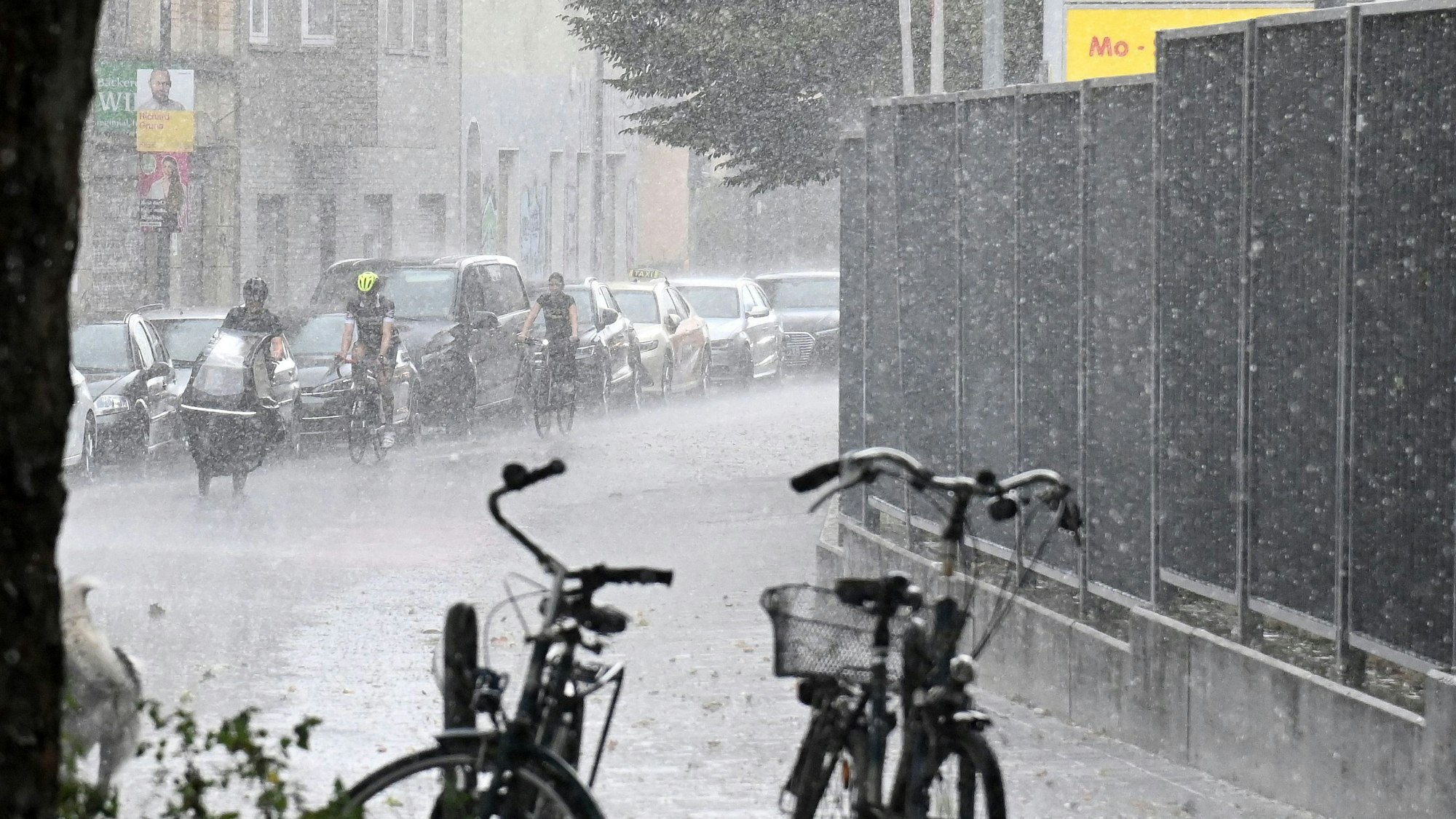 Ein kurzer und heftiger Starkregen geht über der Escher Straße nieder. (Archivbild)