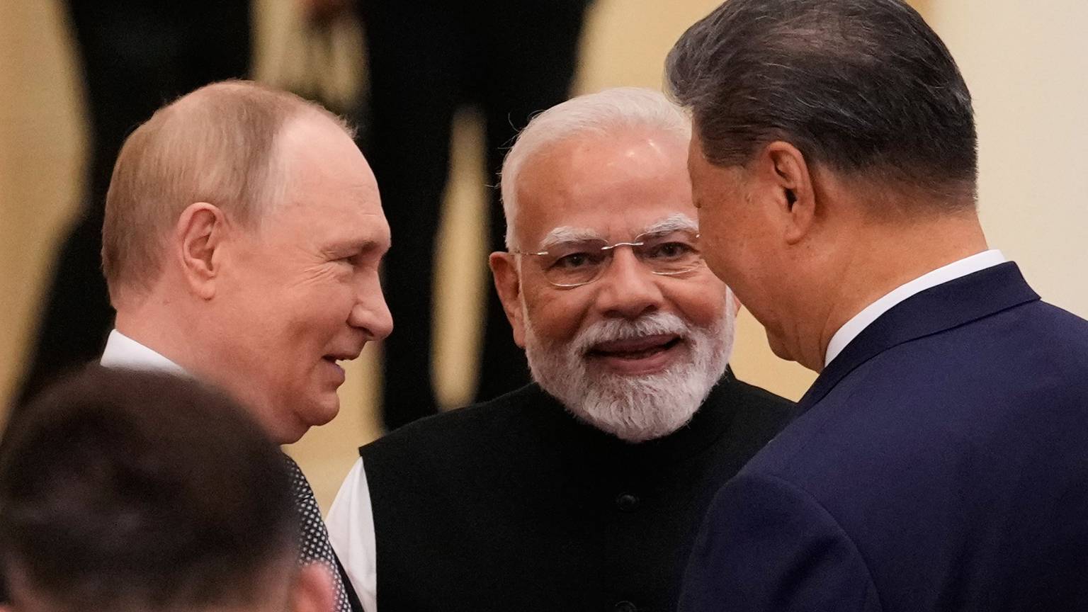 Der Regierungschef eines demokratischen Landes mit zwei Diktatoren: Narendra Modi aus Indien (M.) spricht mit Kremlchef Wladimir Putin und dem chinesischen Präsidenten Xi Jinping.