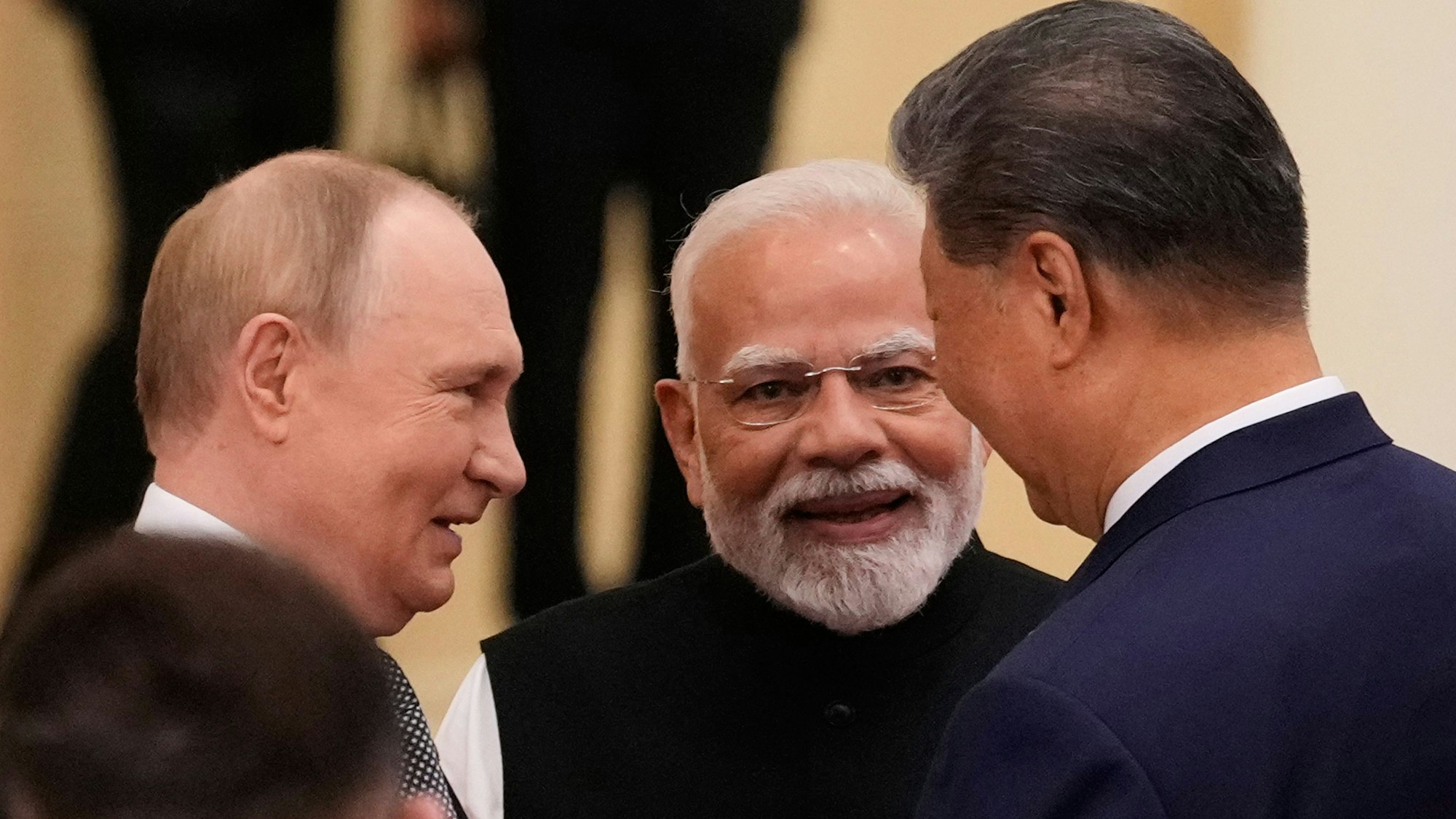 Der Regierungschef eines demokratischen Landes mit zwei Diktatoren: Narendra Modi aus Indien (M.) spricht mit Kremlchef Wladimir Putin und dem chinesischen Präsidenten Xi Jinping.