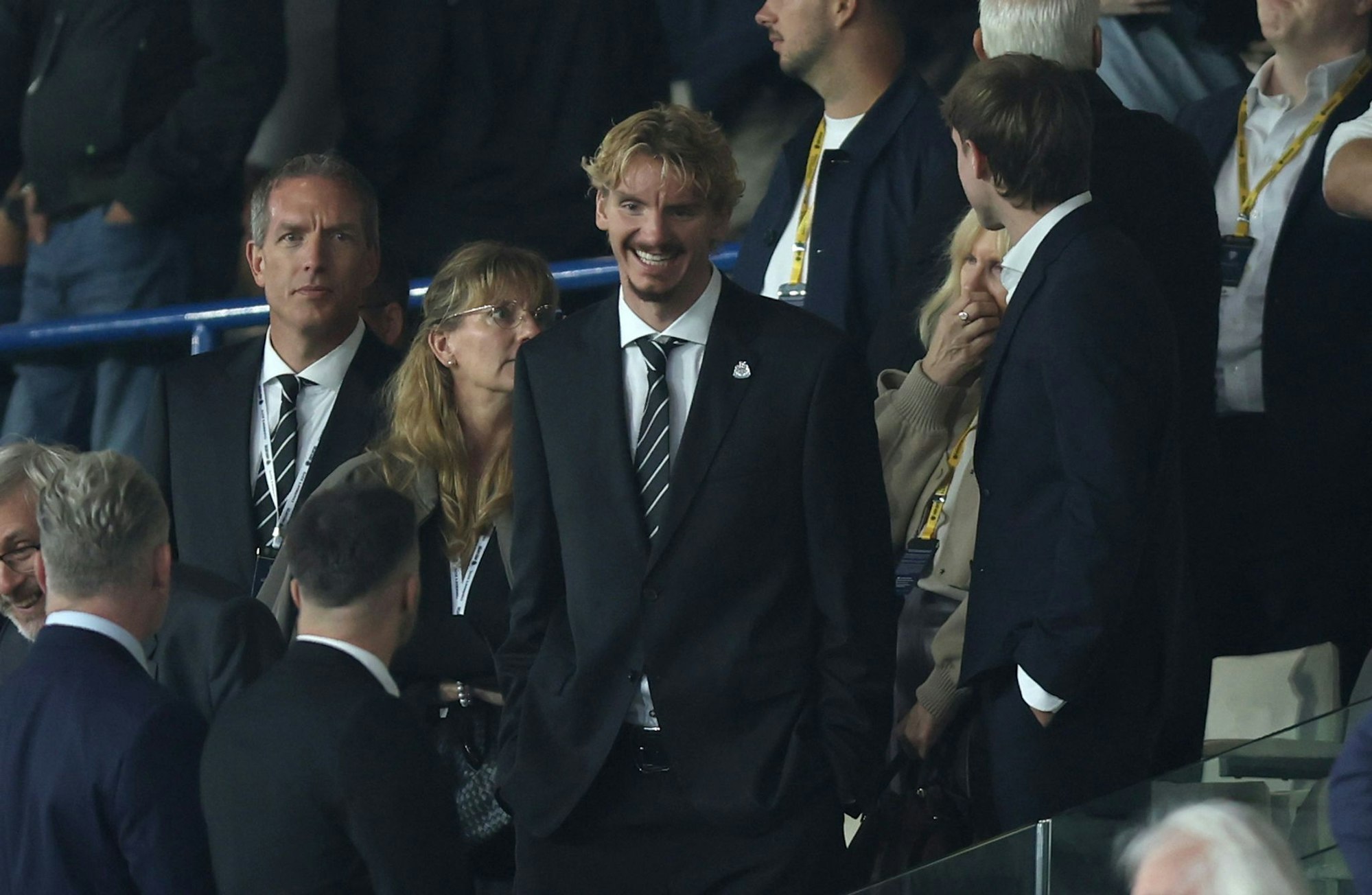 Nick Woltemade (m) schaute sich das Spiel seines neuen Clubs Newcastle United auf der Tribüne an.