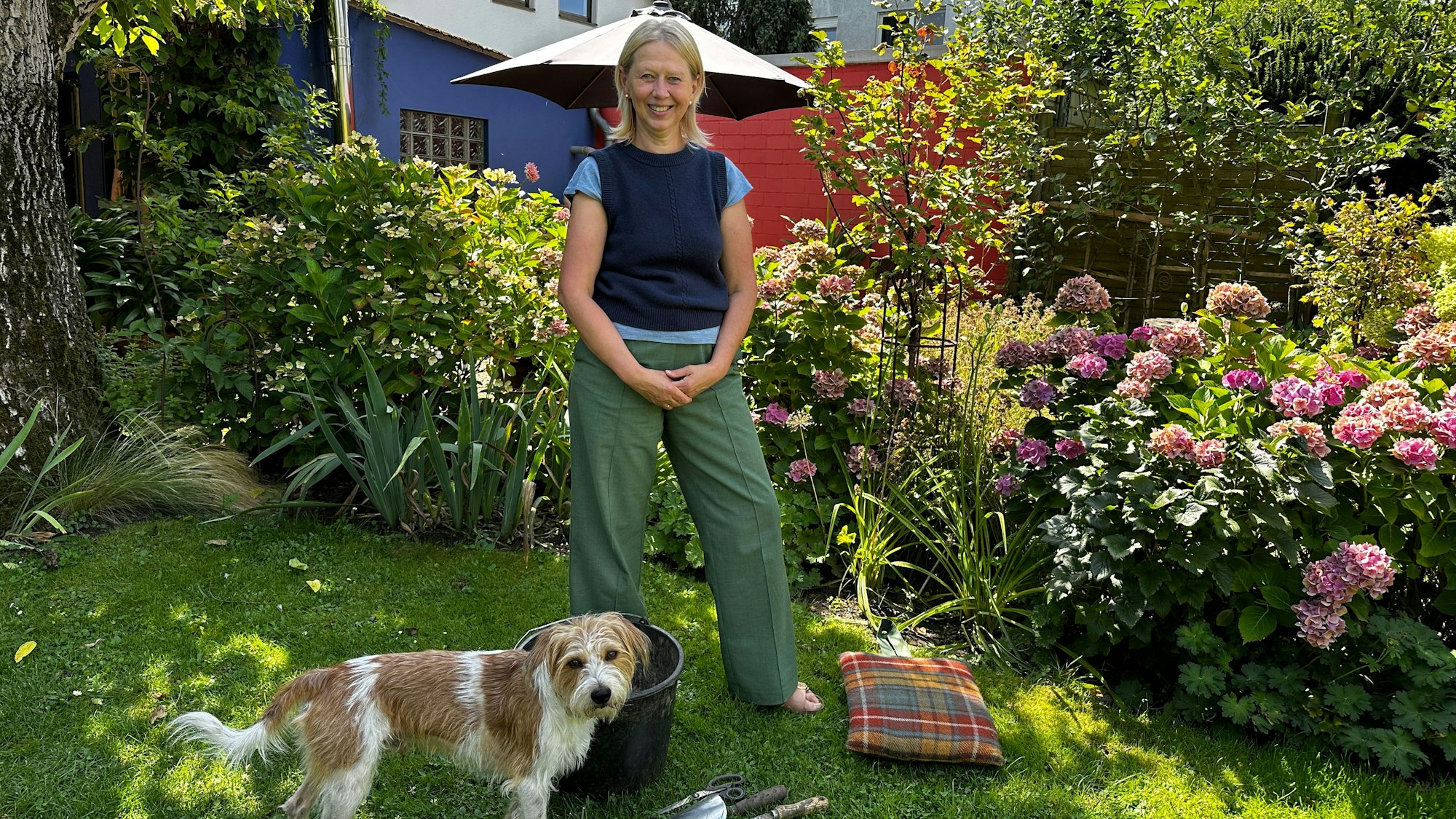 Gartengestalterin Margit Müller-Vorländer mit Hund Hank im eigenen Garten.