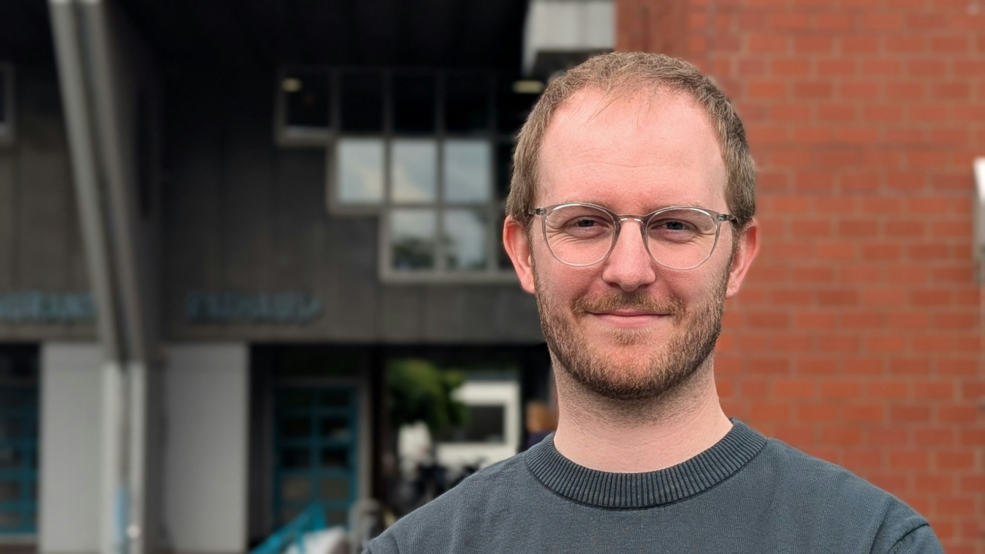 Das Foto zeigt Sascha Milana vor dem Rathaus.