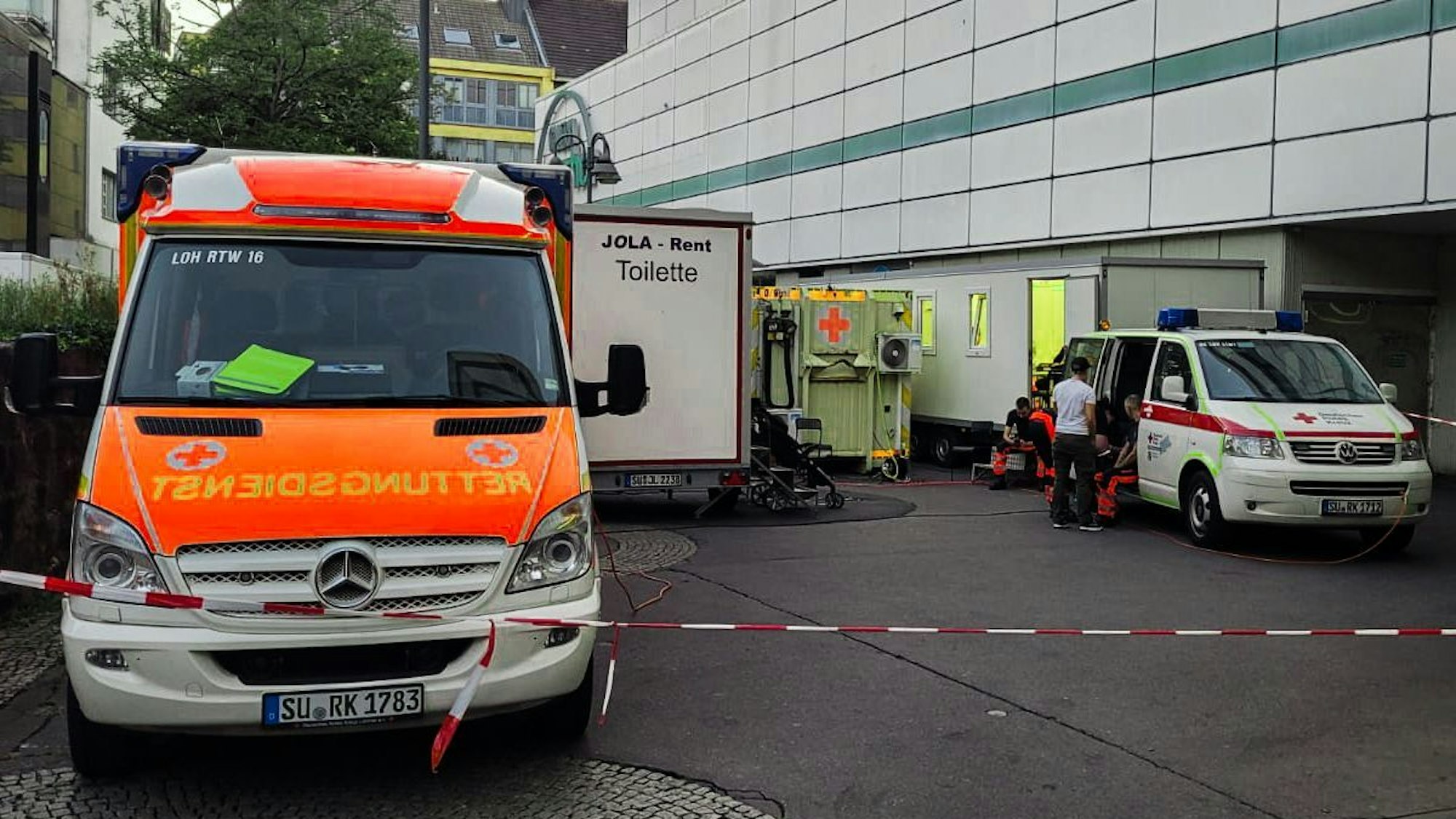 Das Deutsche Rote Kreuz stand beim Stadtfest für Notfälle bereit, zusätzlich waren Sanitäter zu Fuß unterwegs. Zwei Einsatzkräfte wurden bei einem Angriff verletzt.
