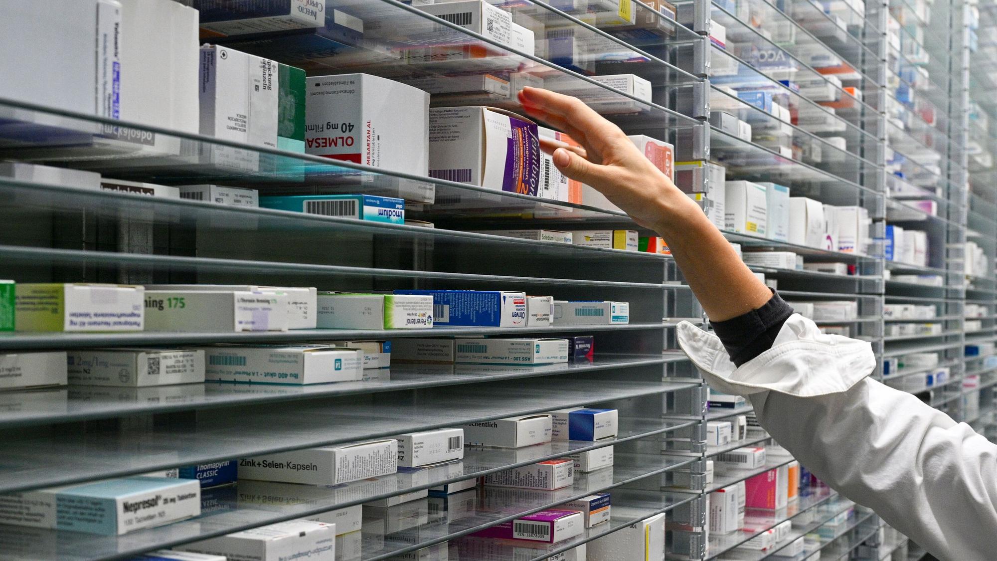 In einer Apotheke liegen Medikamente und Arzneimittel in einem Medikamentenlager bereit.