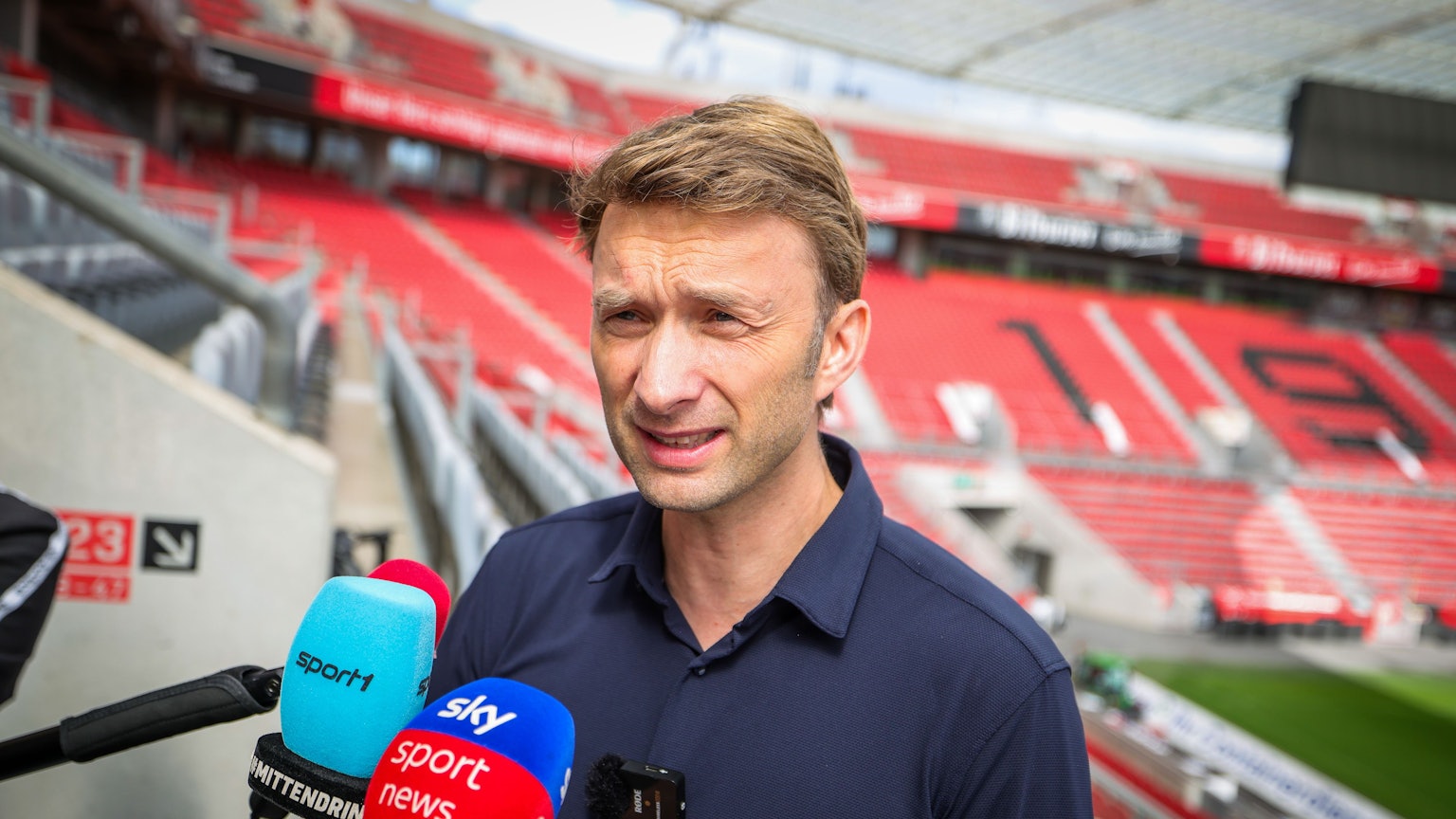 Leverkusen: Simon Rolfes, Geschäftsführer Sport bei Bayer 04 Leverkusen, mit einem Statement vor Pressevertretern nach der Entlassung von Trainer Erik ten Haag.