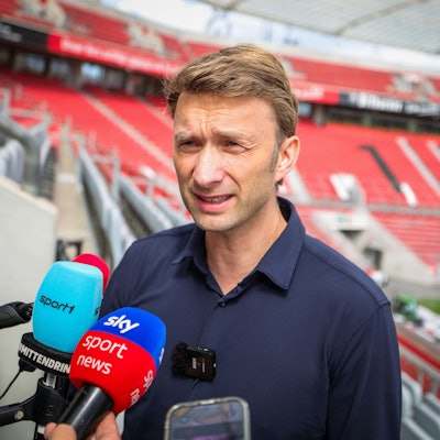 Leverkusen: Simon Rolfes, Geschäftsführer Sport bei Bayer 04 Leverkusen, mit einem Statement vor Pressevertretern nach der Entlassung von Trainer Erik ten Haag.