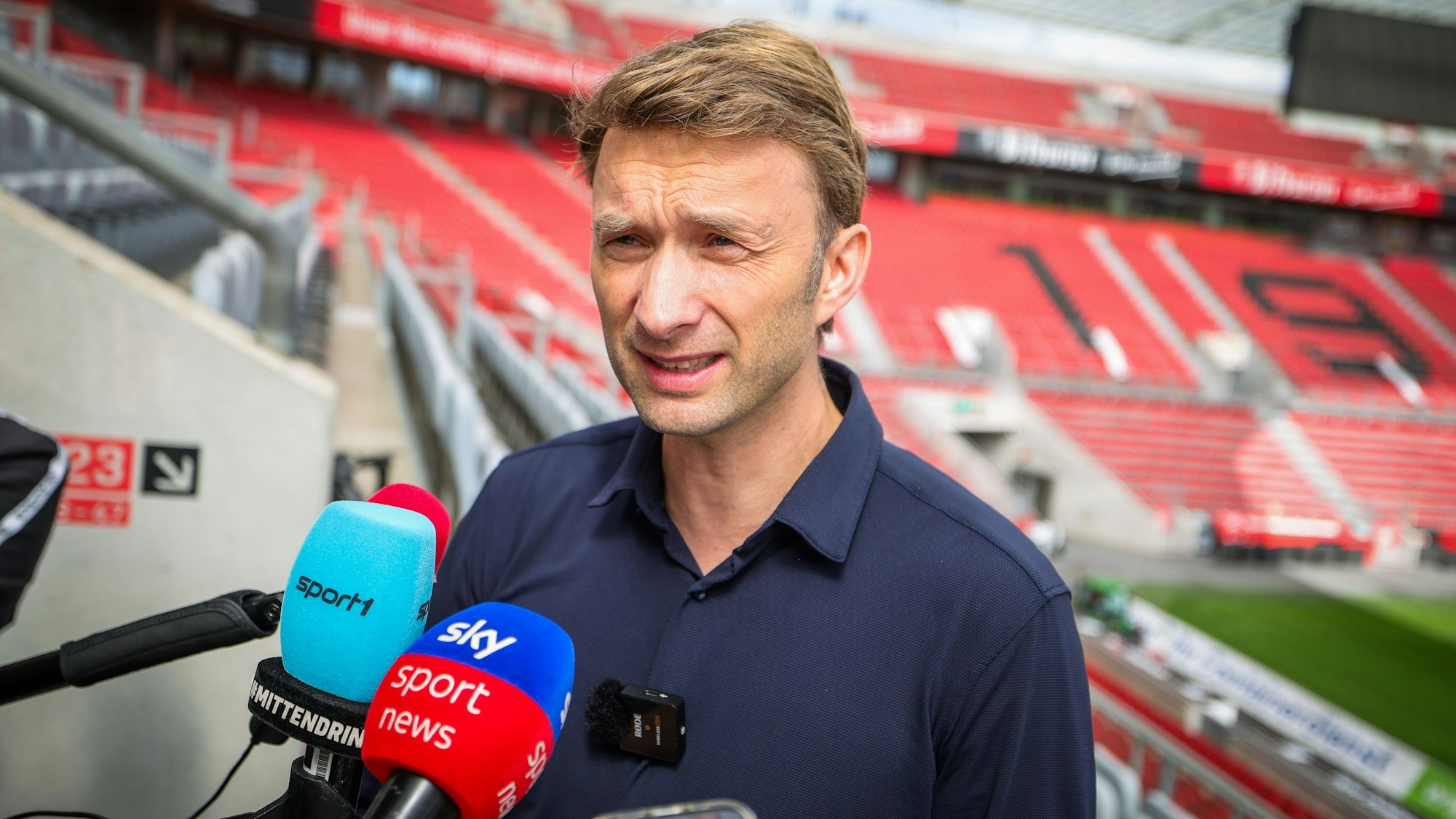 Leverkusen: Simon Rolfes, Geschäftsführer Sport bei Bayer 04 Leverkusen, mit einem Statement vor Pressevertretern nach der Entlassung von Trainer Erik ten Haag.