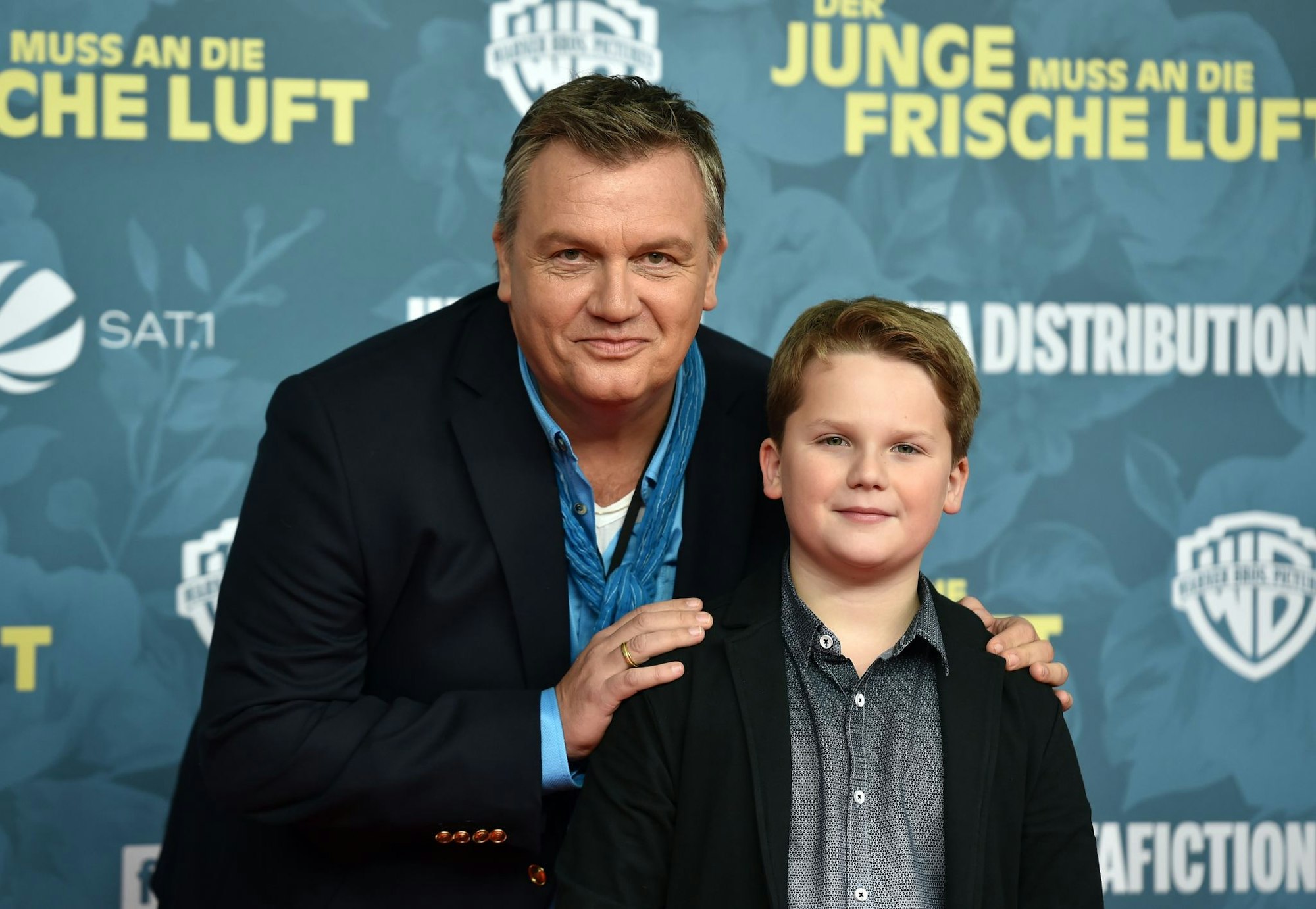 Entertainer Hape Kerkeling (links) und Schauspieler Julius Weckauf bei der Premiere des Films «Der junge muss an die frische Luft» Ende 2018. (Archivbild)