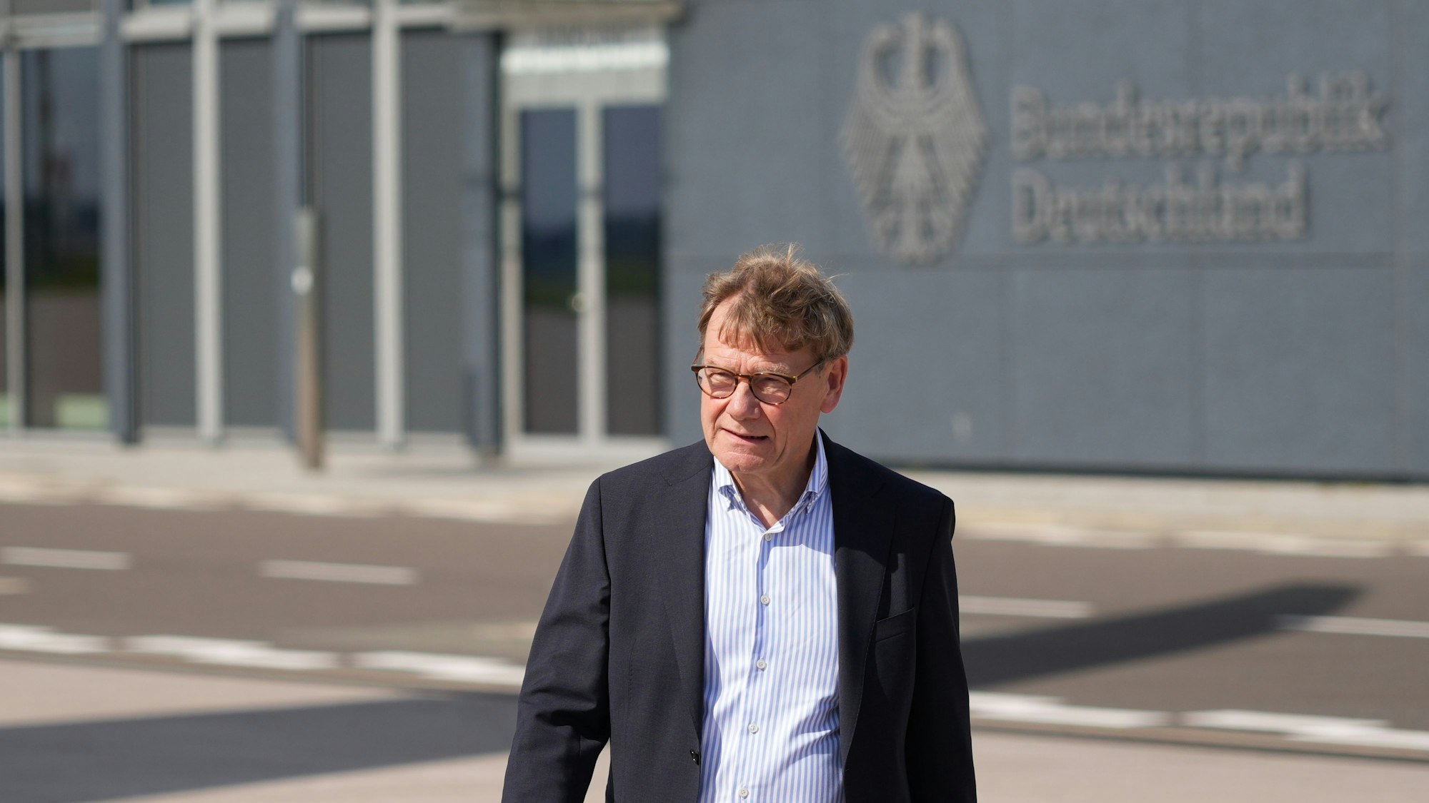 Bundesaußenminister Johann Wadephul (CDU) kommt auf dem militärischen Teil des Flughafens Berlin-Brandenburg (BER) an.