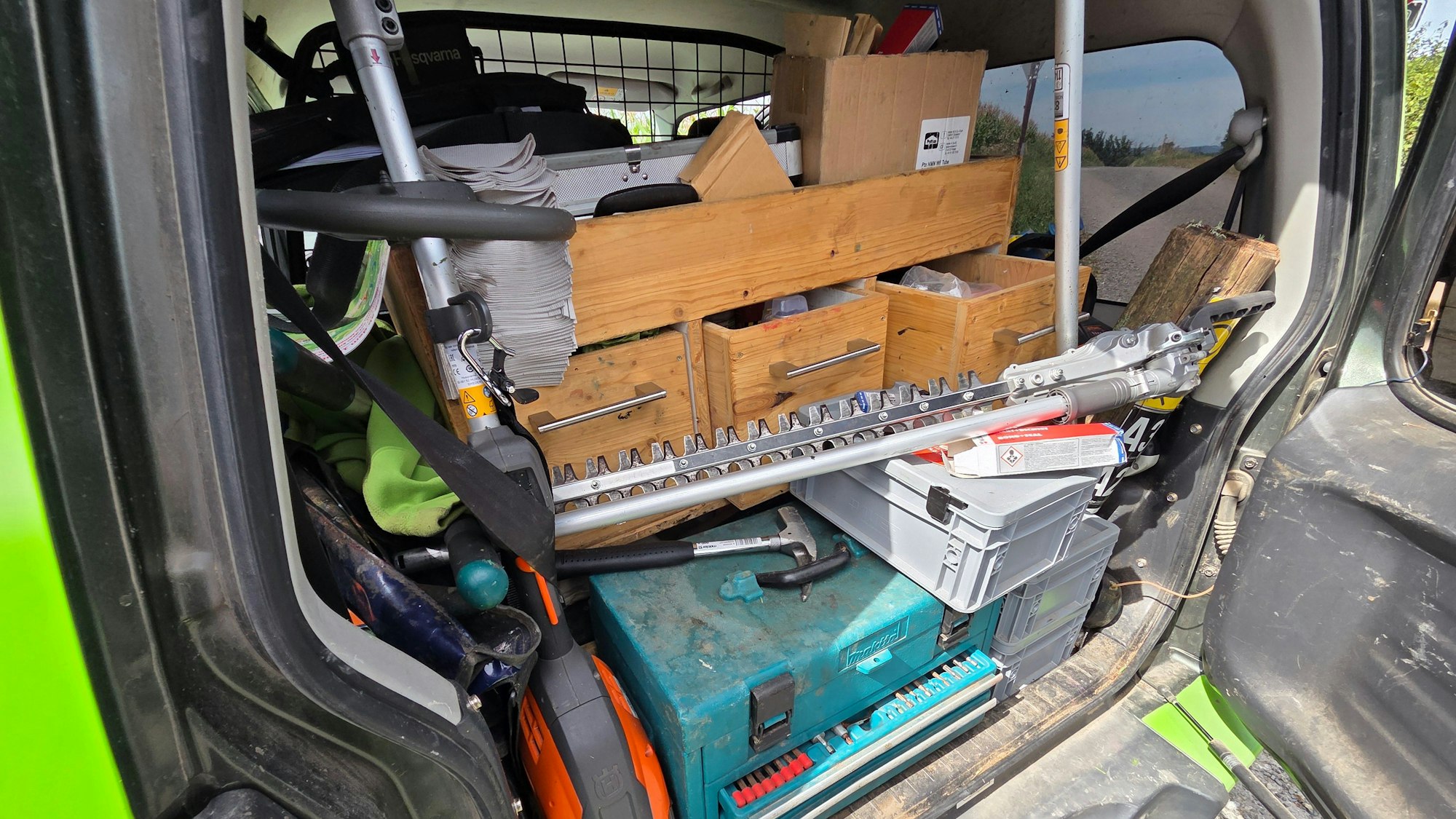 An Bord seines quietschgrünen Dienstfahrzeugs hat Wastl Roth-Seefrid aus Waldbröl nahezu eine komplette Werkstatt.