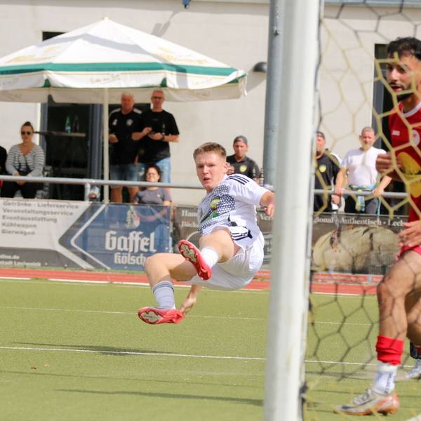 Ein Spieler von Erftstadt-Lechenich liegt quer in der Luft.