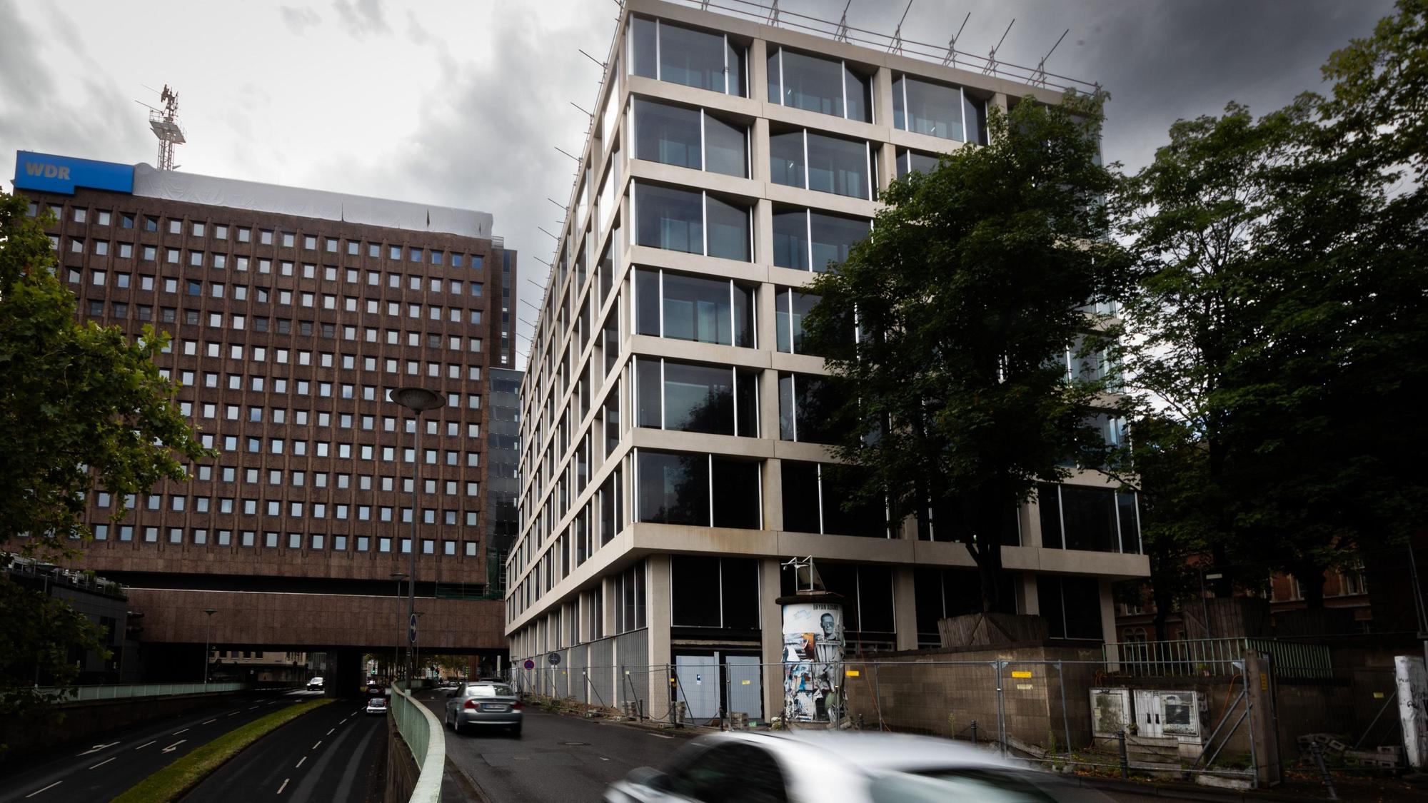 Die neue Fassade des WDR-Filmhauses an der Tunisstraße ist nahezu fertig.