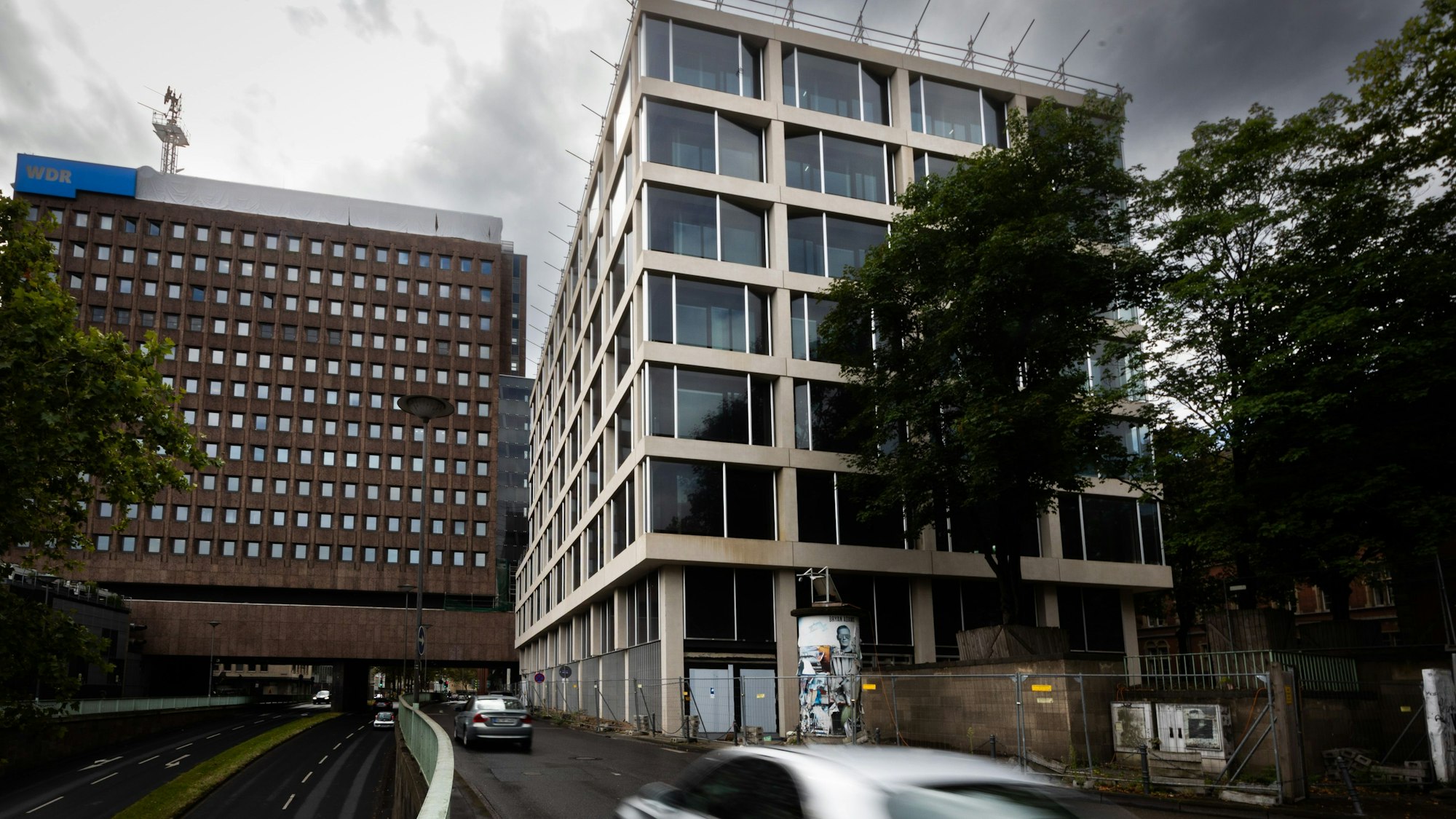 Die neue Fassade des WDR-Filmhauses an der Tunisstraße ist nahezu fertig.