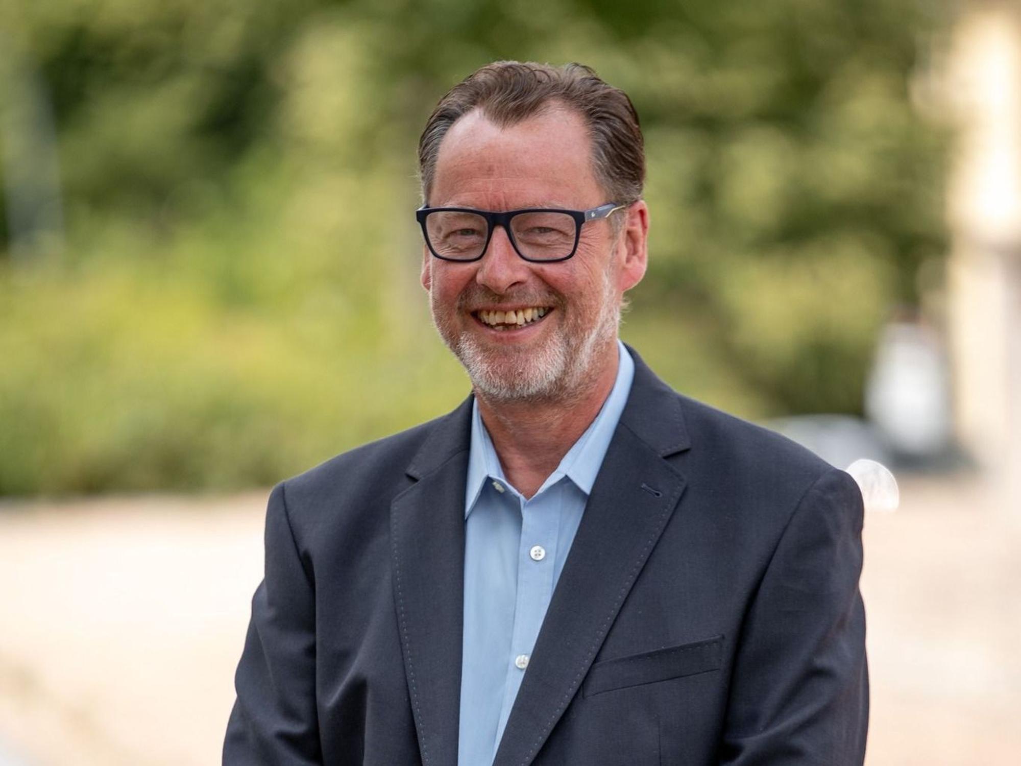 Das Bild zeigt Obengenannten im Portrait.