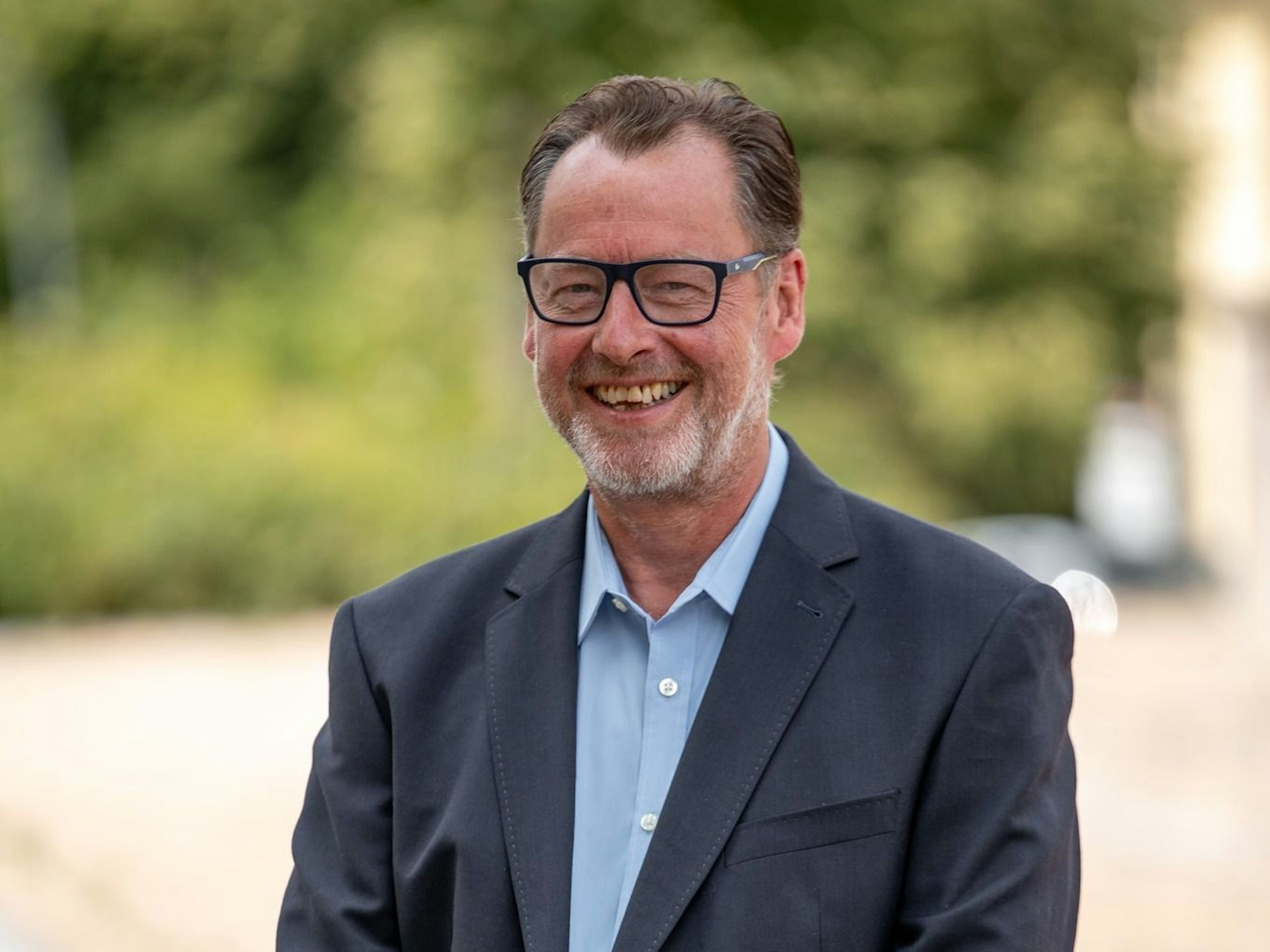 Das Bild zeigt Obengenannten im Portrait.