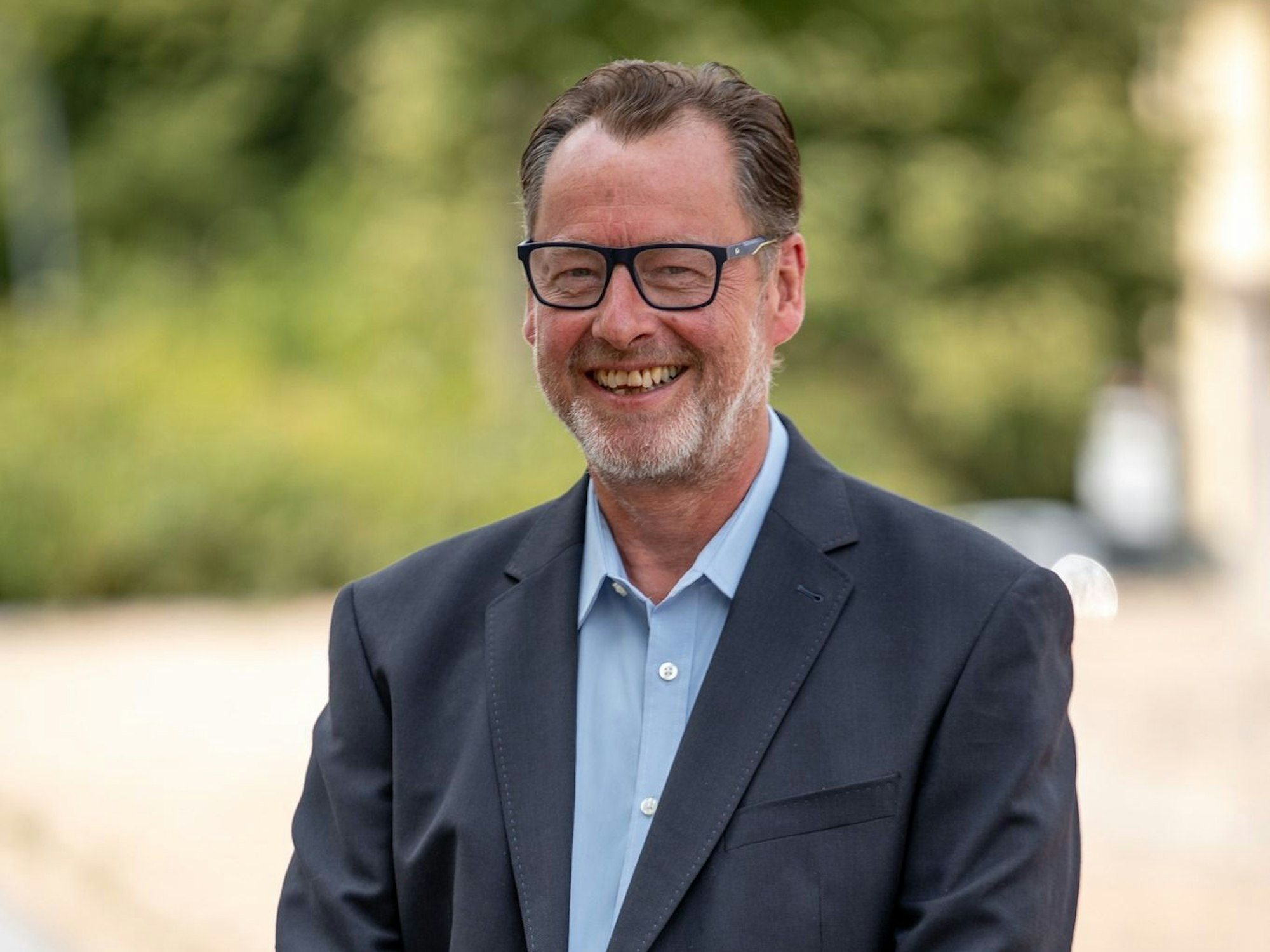 Das Bild zeigt den Obengenannten im Portrait.