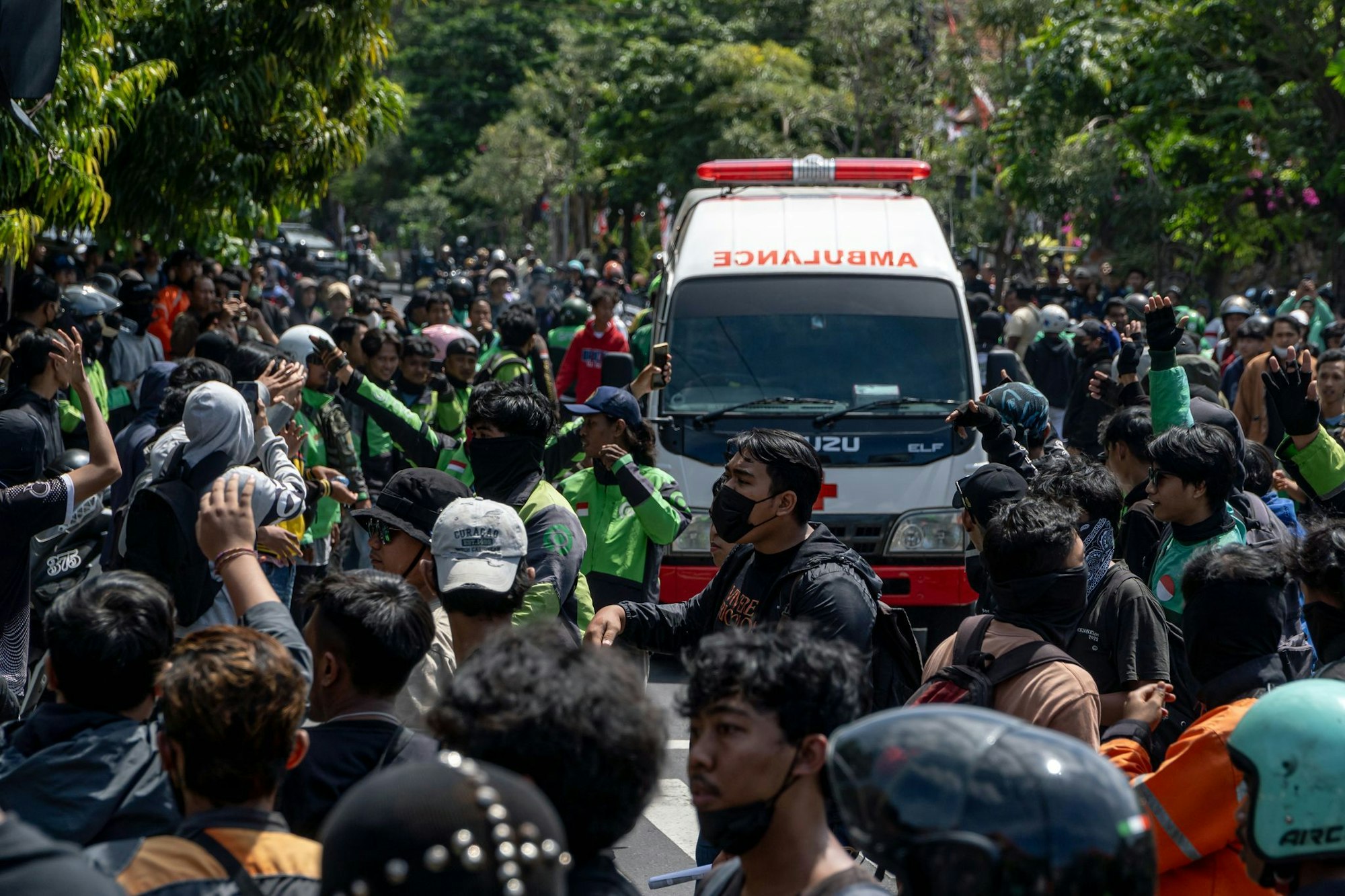 In der Hauptstadt Denpasar kam es zu Unruhen.